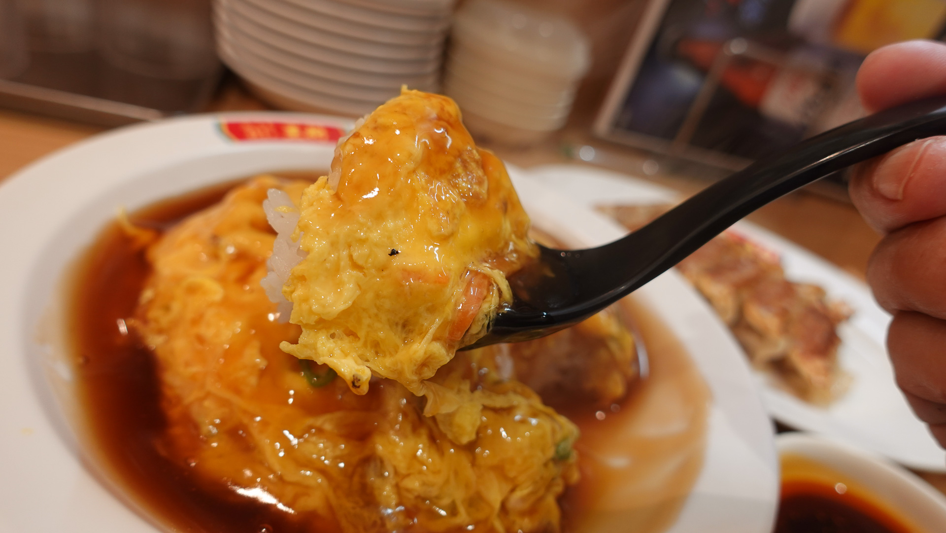 鹿児島王将の天津飯。色の違いにお気づきだろうか？