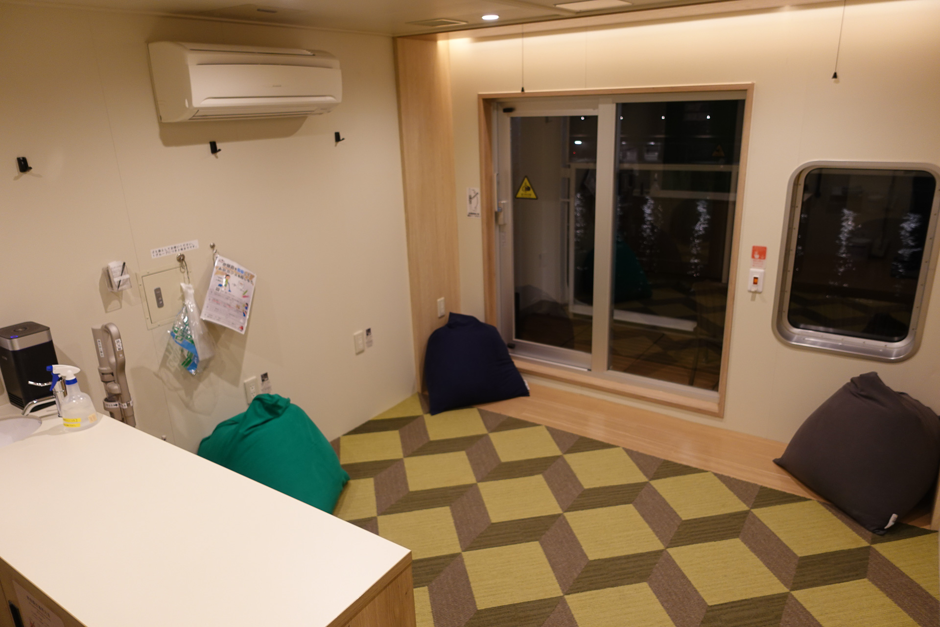 ジャンボフェリーの「バルコニー個室」。「ふね泊」で実質上の1泊ができる