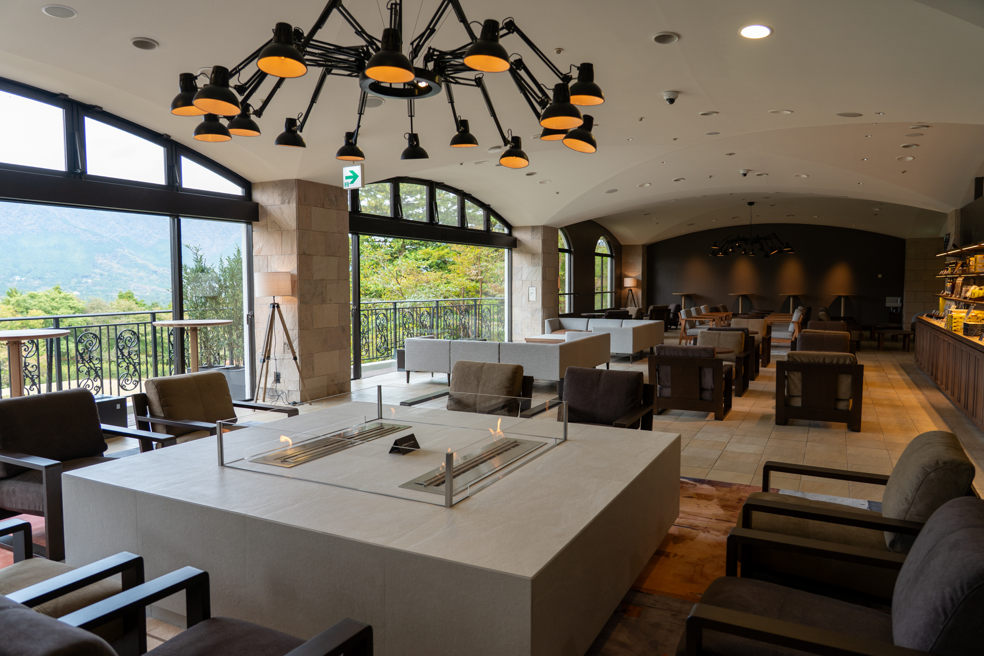 40～60代の夫婦・カップルがメインターゲットというだけあって、静かで落ち着いた雰囲気のラウンジ