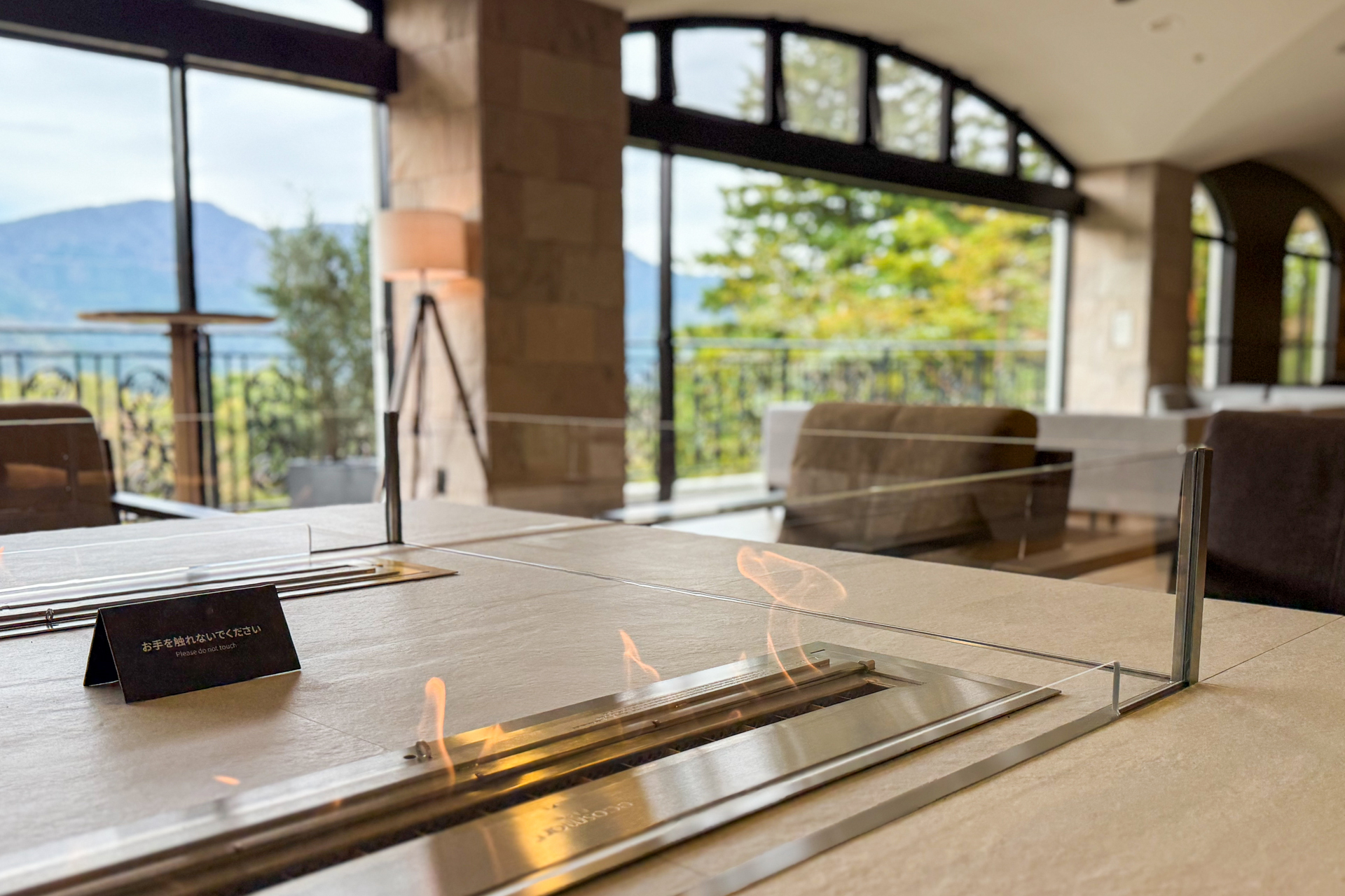 これからのシーズンは暖炉の炎に癒やされながらこの場所を楽しみたい