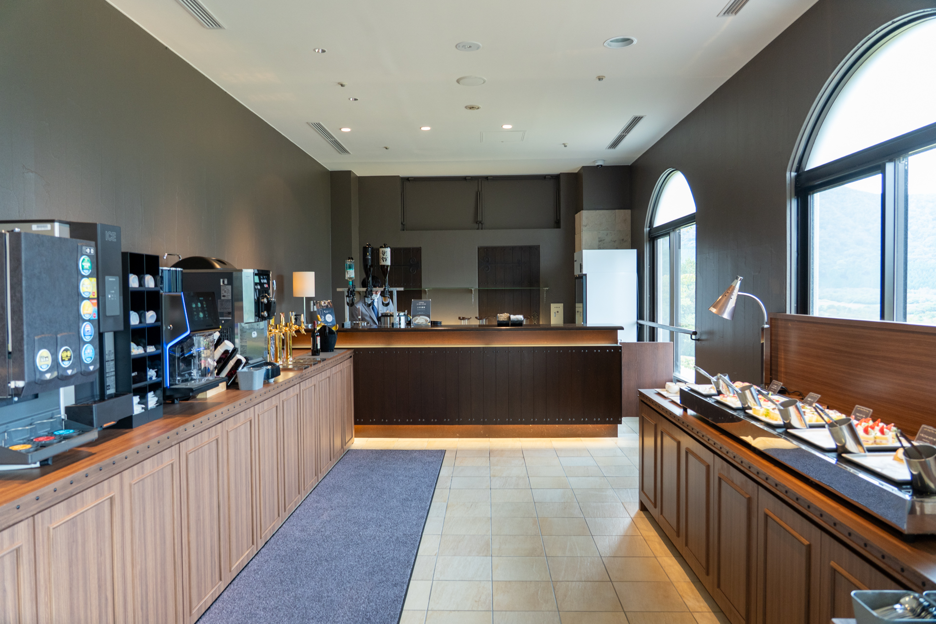 17時～23時のナイトハイティーではご当地の日本酒やロゼのスパークリングワインが登場し、大人のためのティータイムに