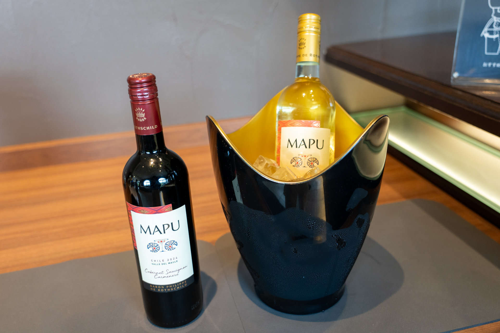 17時～23時のナイトハイティーではご当地の日本酒やロゼのスパークリングワインが登場し、大人のためのティータイムに