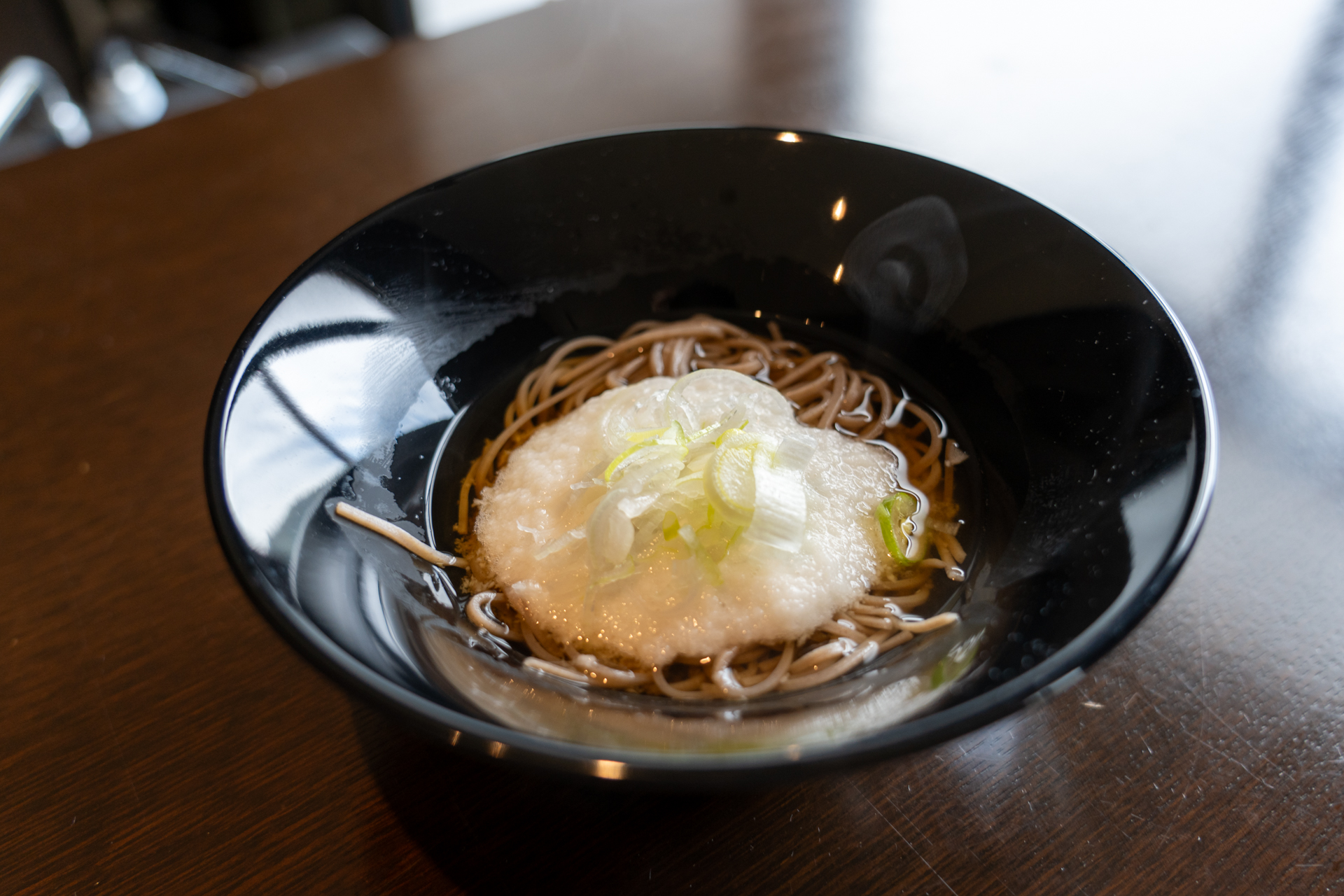 21時～23時は温かいとろろ蕎麦も。飲んだあとの〆に食べたくなりそうだ