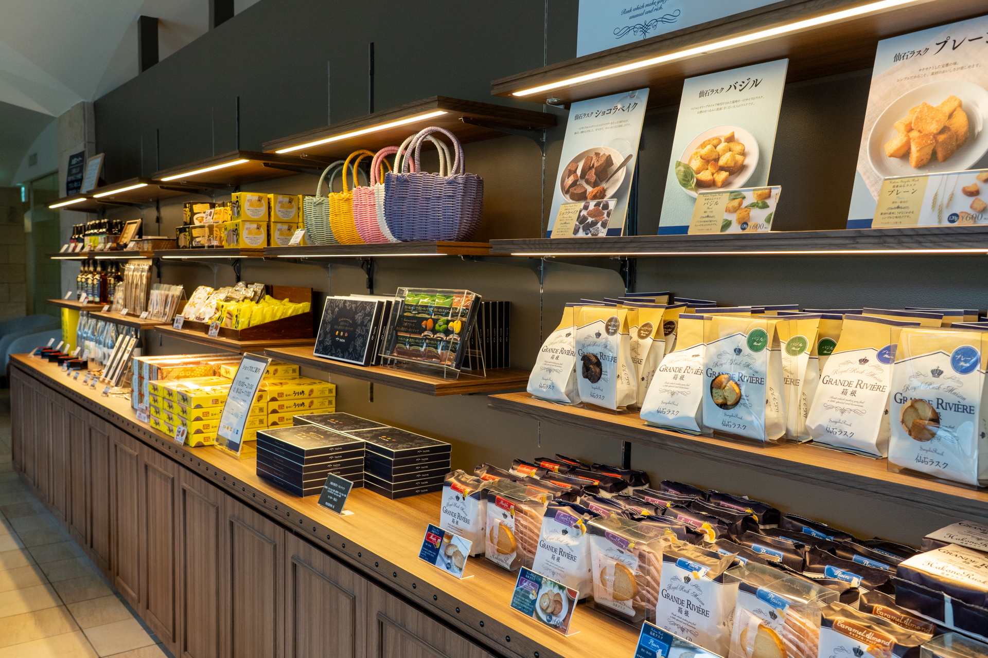 お土産物や雑貨が並ぶショップ