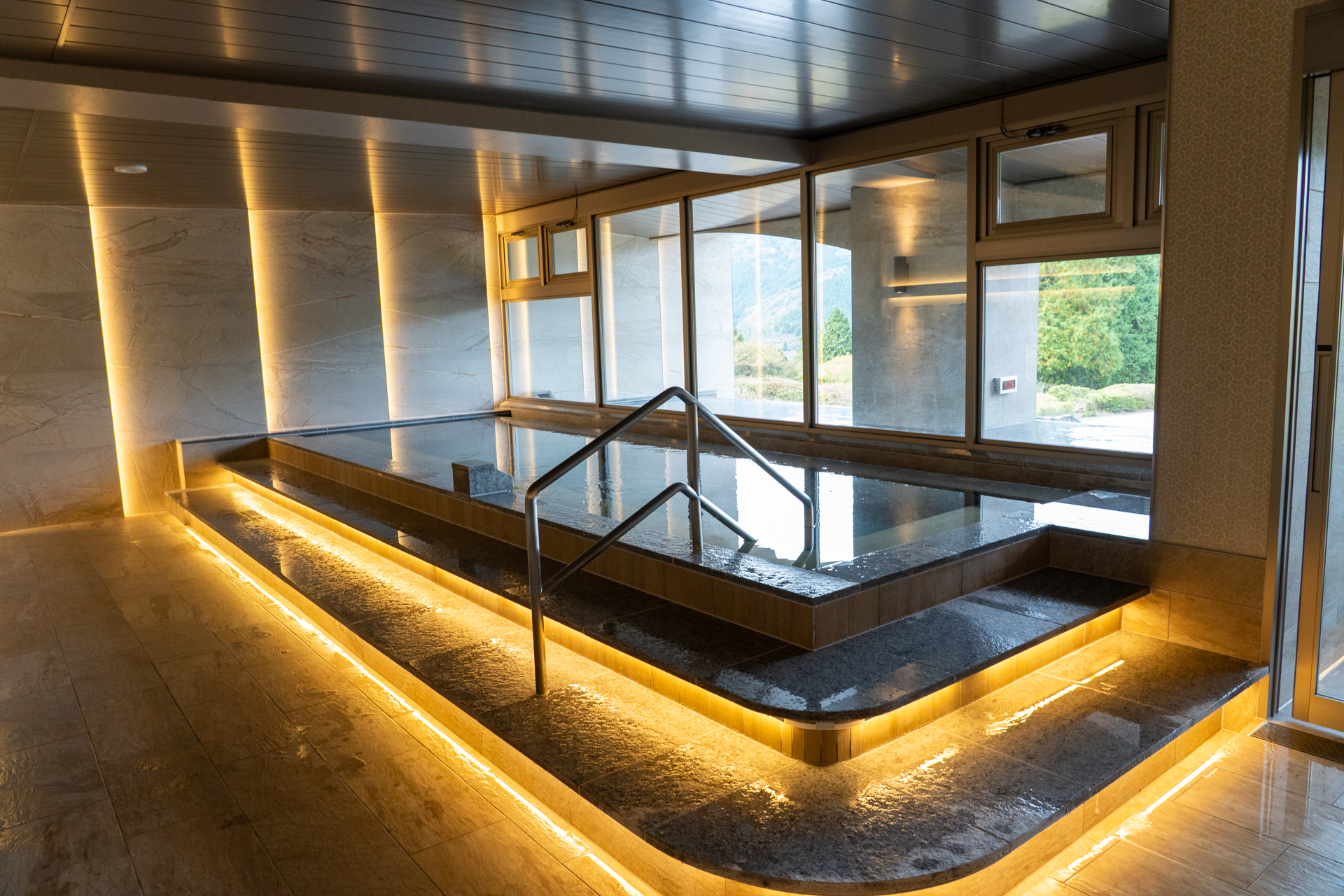 御影石を使ったモダンな空間の大浴場「MIZUKI」。間接照明で趣を変えている