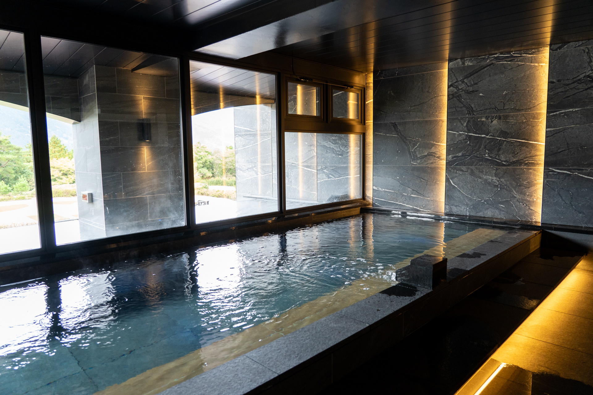 こちらはシックな雰囲気の「KEYAKI」