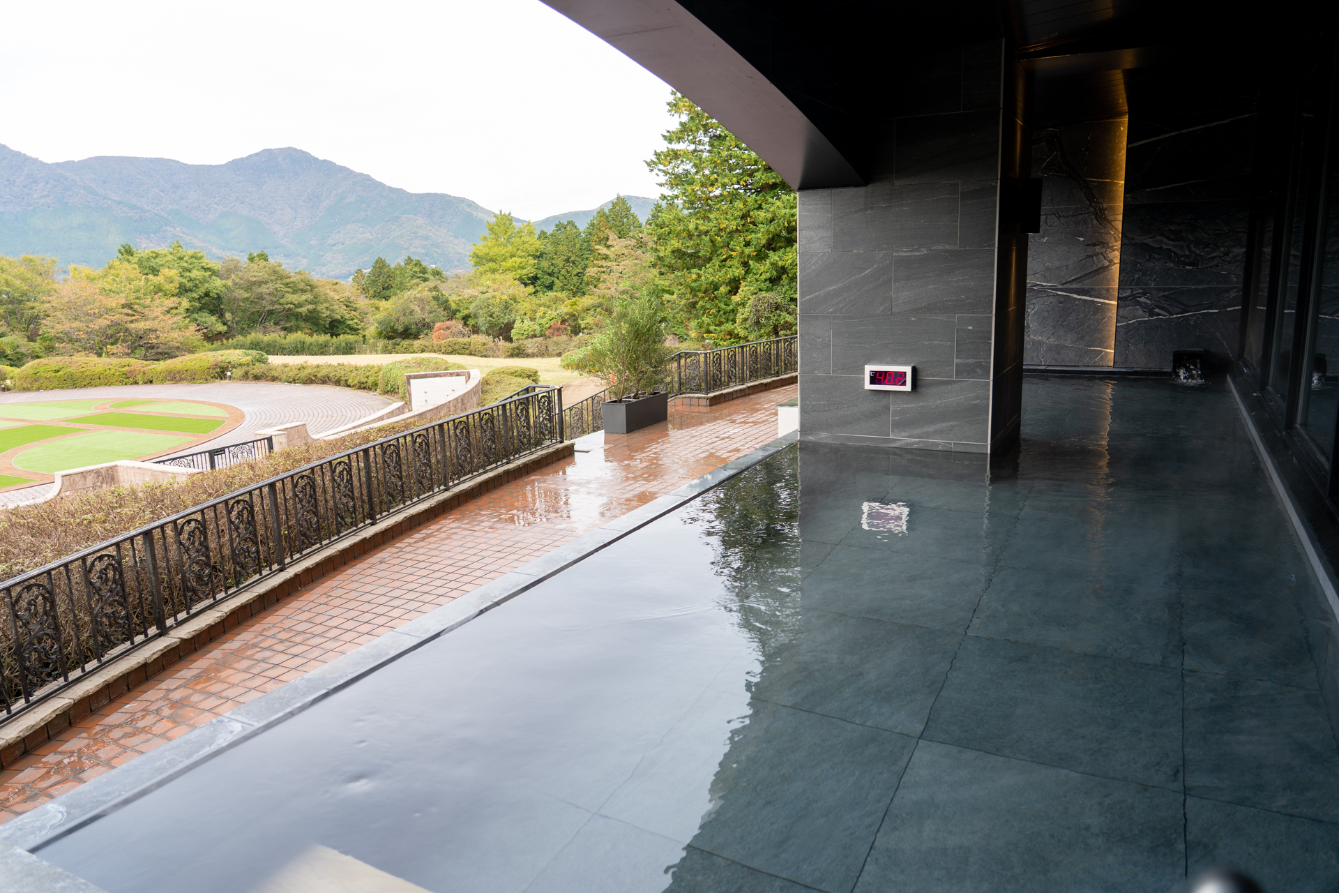 こちらはシックな雰囲気の「KEYAKI」