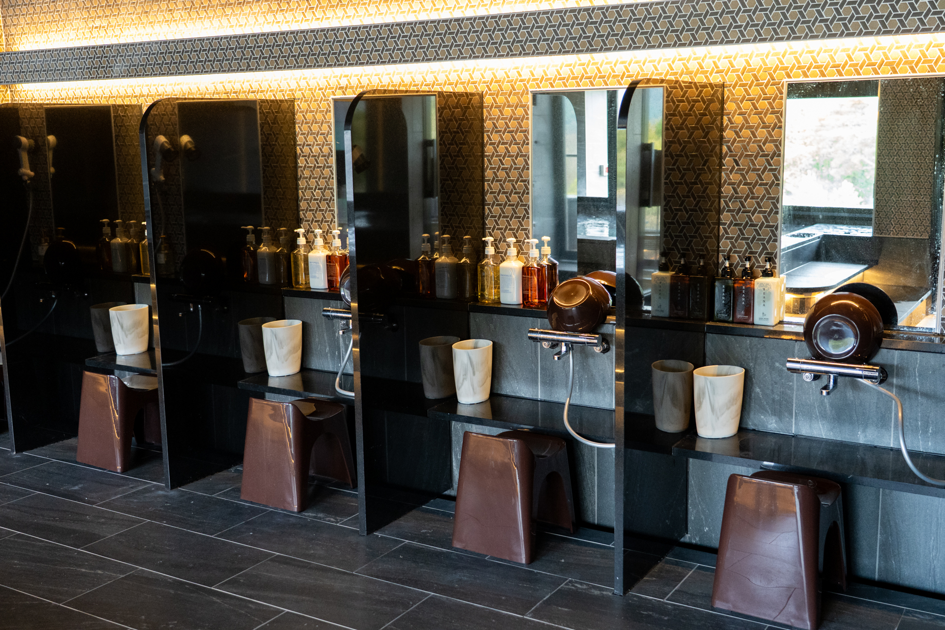 こちらはシックな雰囲気の「KEYAKI」