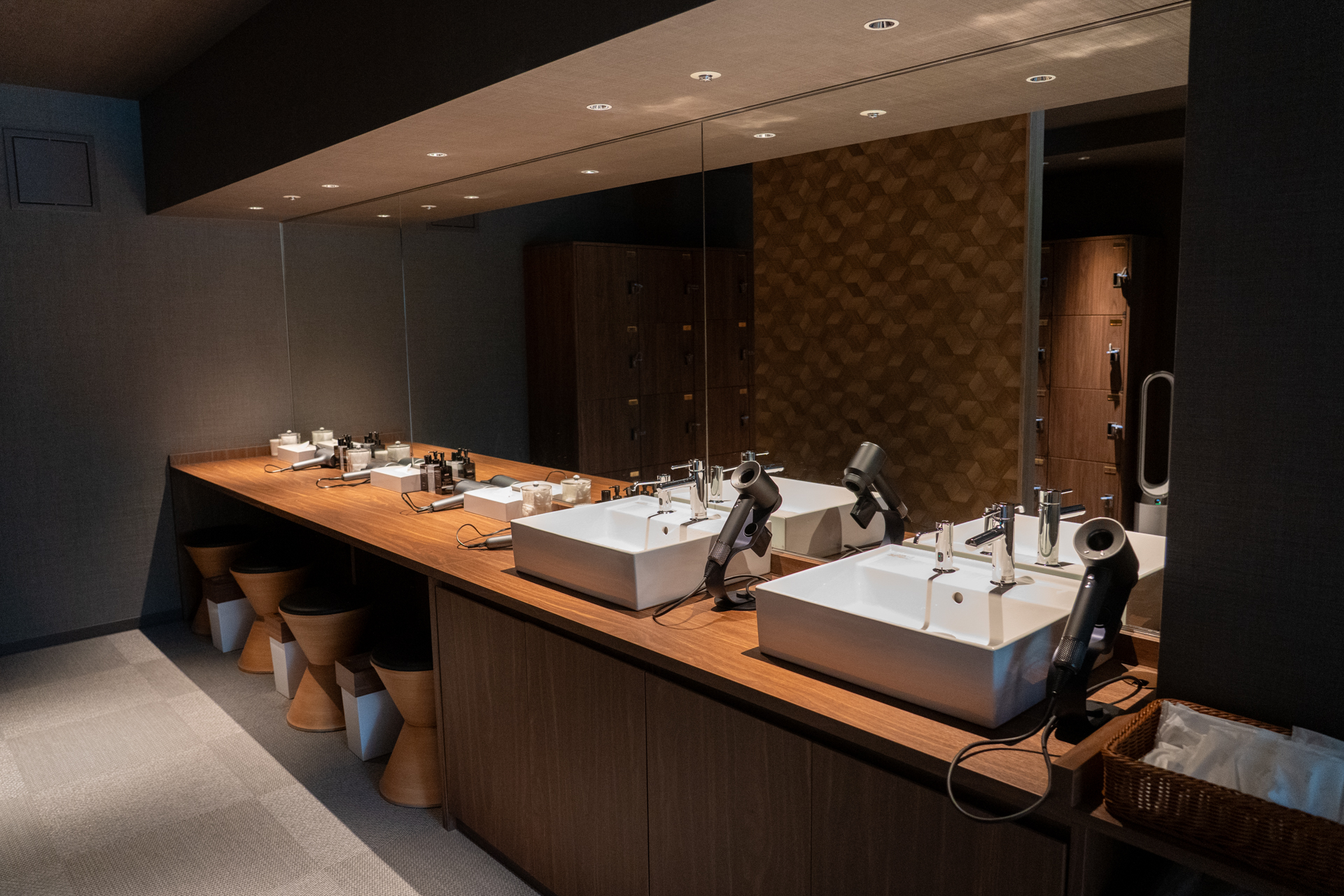 脱衣所、ロッカーエリアの雰囲気も違う