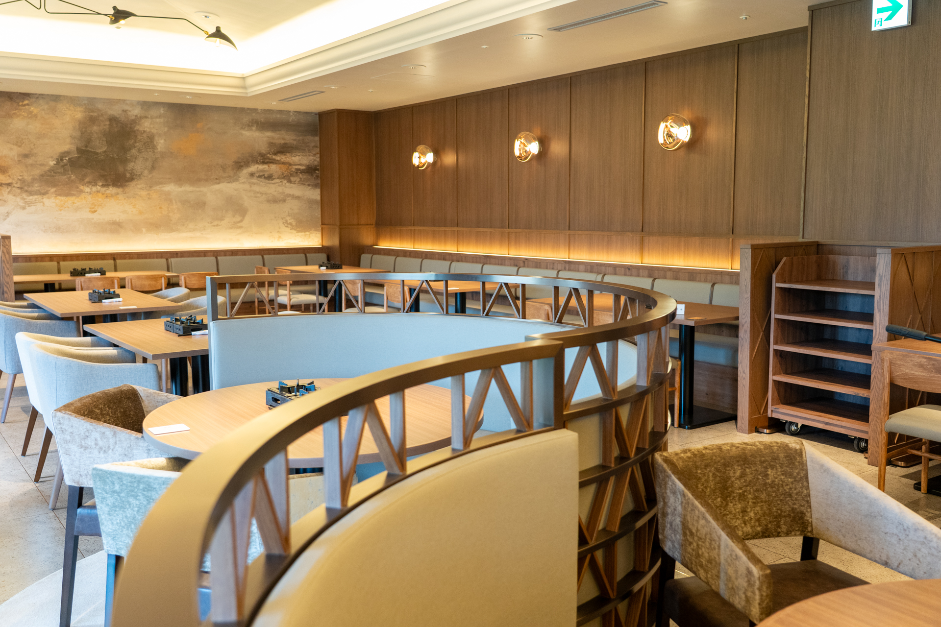 レストランも寄木細工をイメージしたデザインが随所に