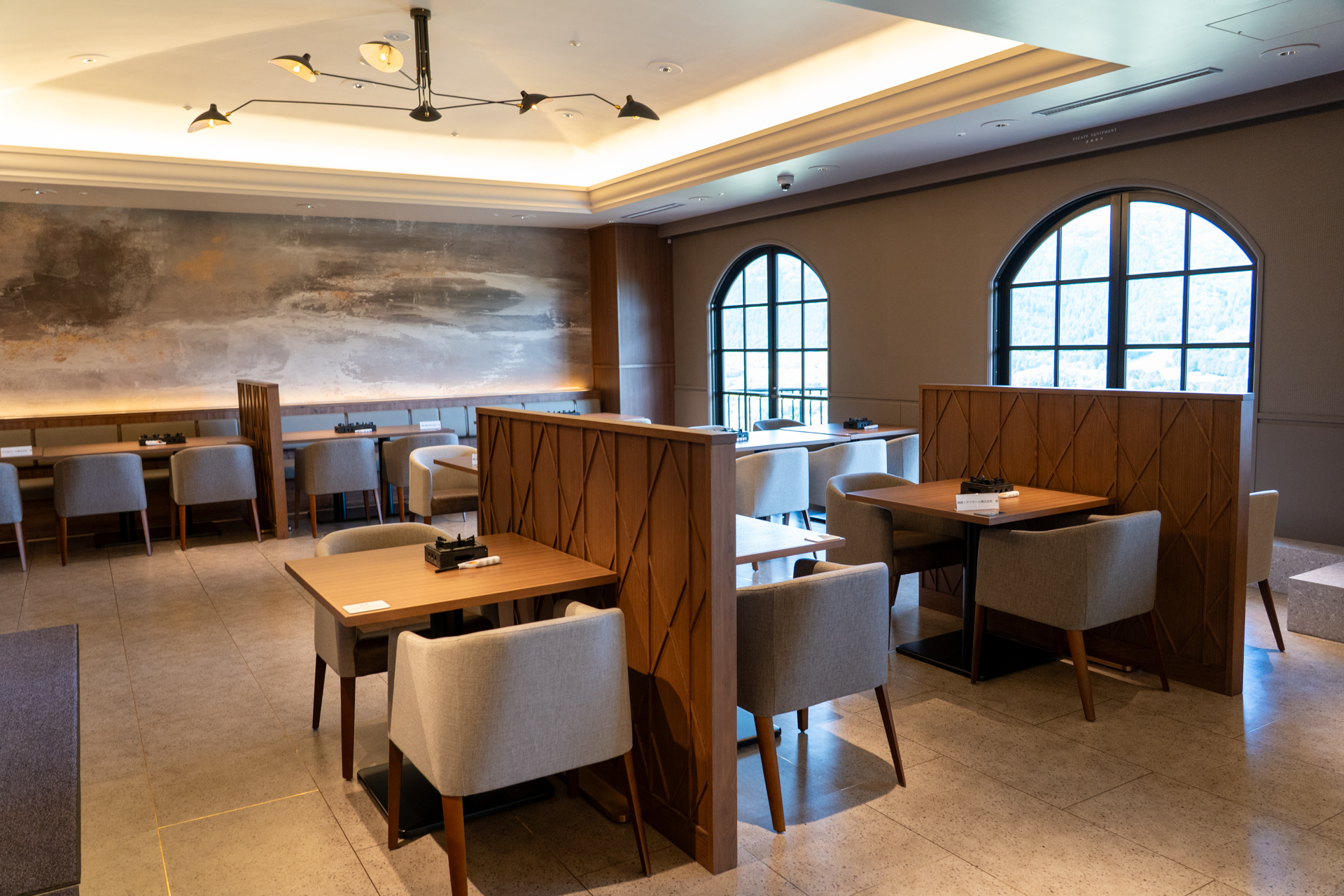 レストランも寄木細工をイメージしたデザインが随所に