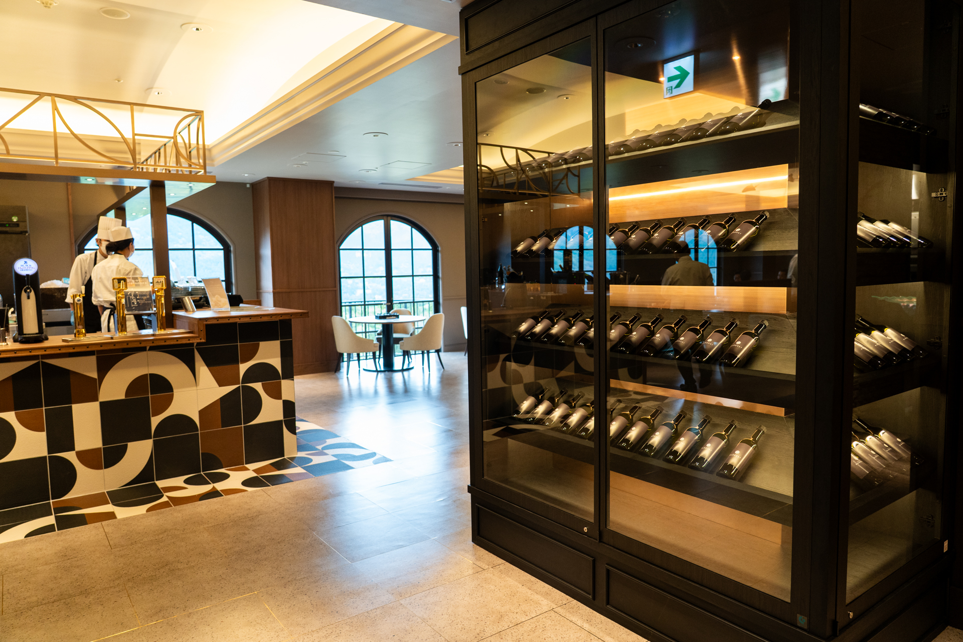 レストランも寄木細工をイメージしたデザインが随所に