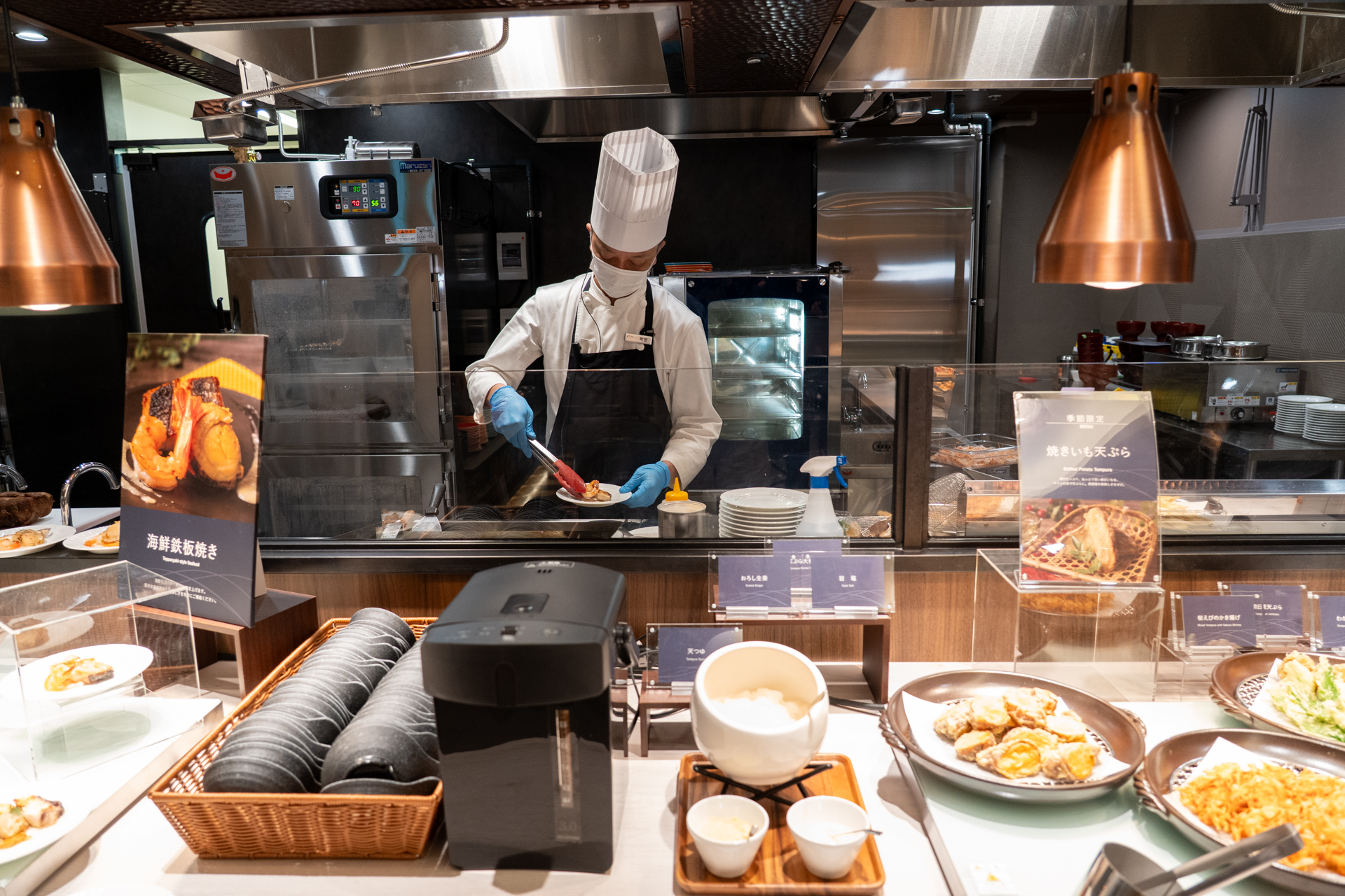 できたてが楽しめるライブキッチンを堪能してみて