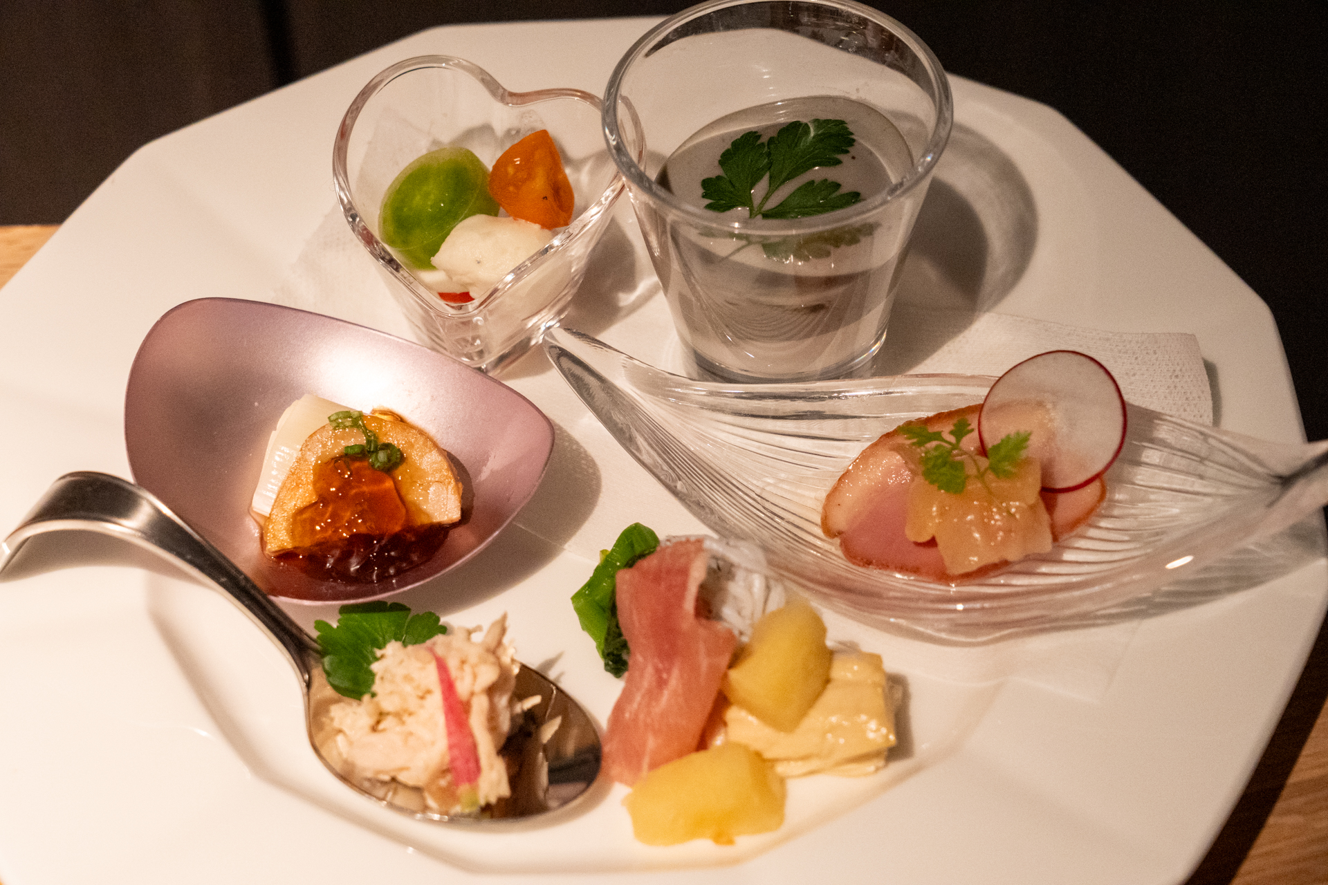 サバのバッテラは季節限定。わかさぎや桜えびの天ぷらなども。ローストビーフは必食！