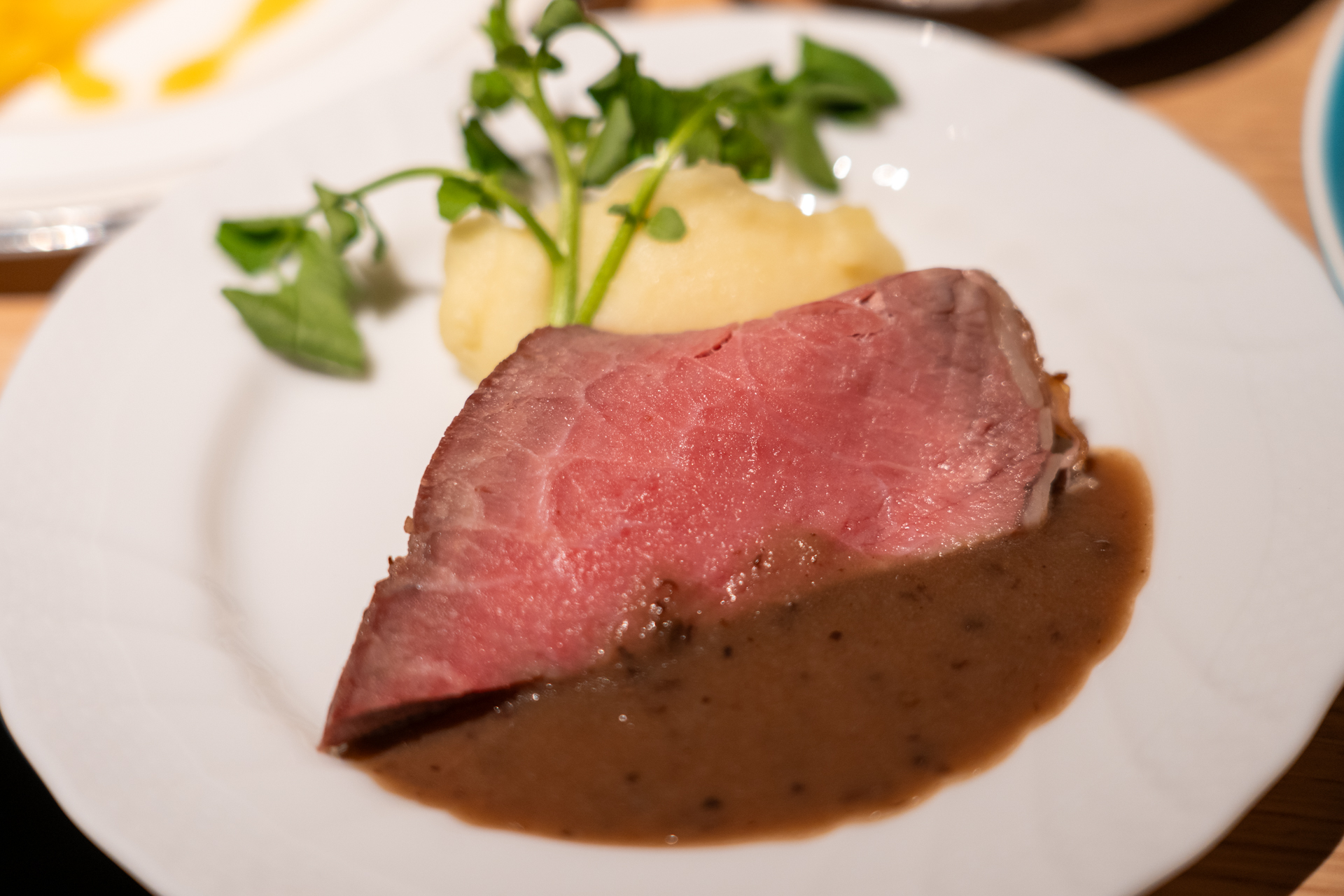 サバのバッテラは季節限定。わかさぎや桜えびの天ぷらなども。ローストビーフは必食！