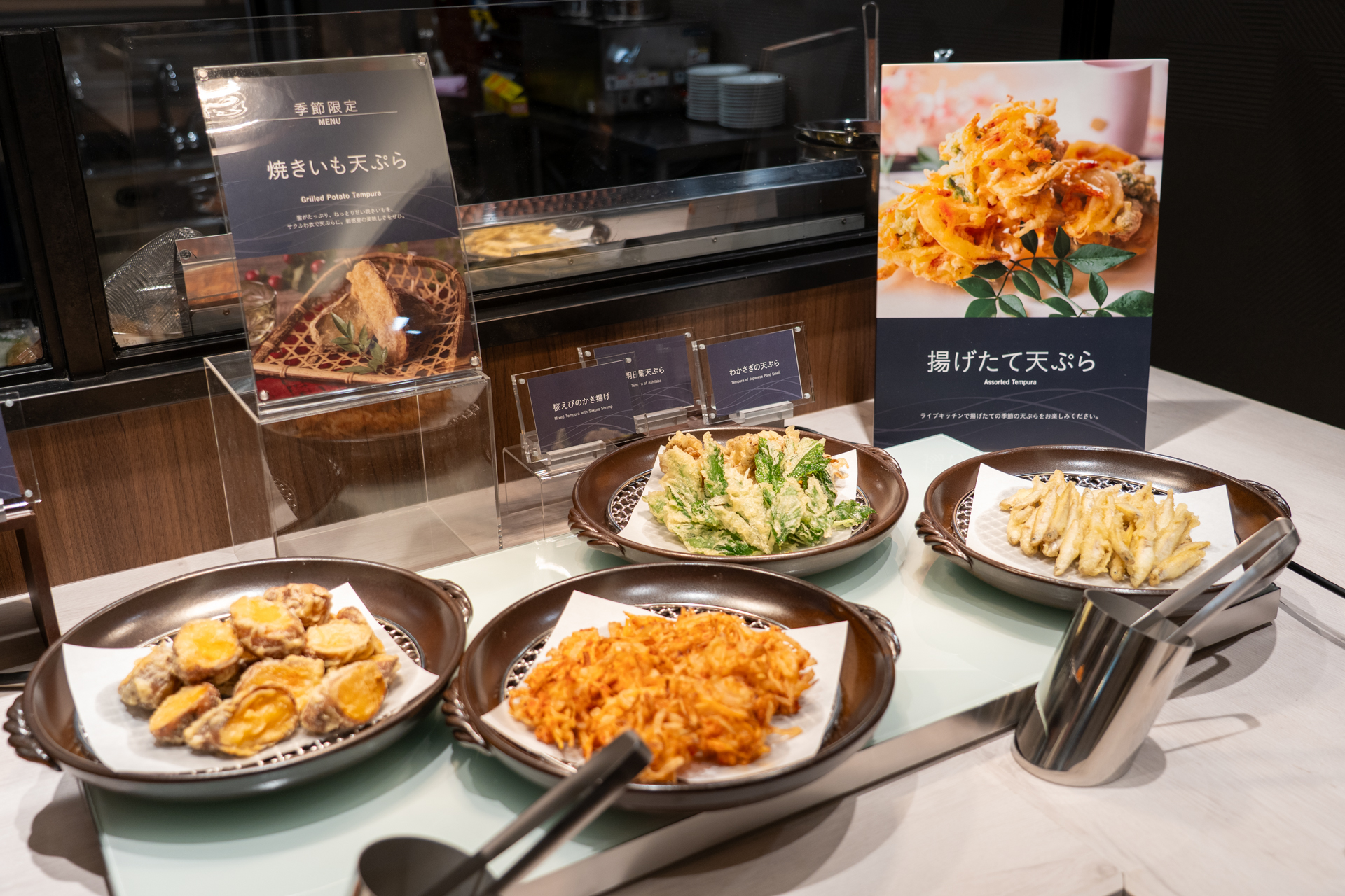 サバのバッテラは季節限定。わかさぎや桜えびの天ぷらなども。ローストビーフは必食！