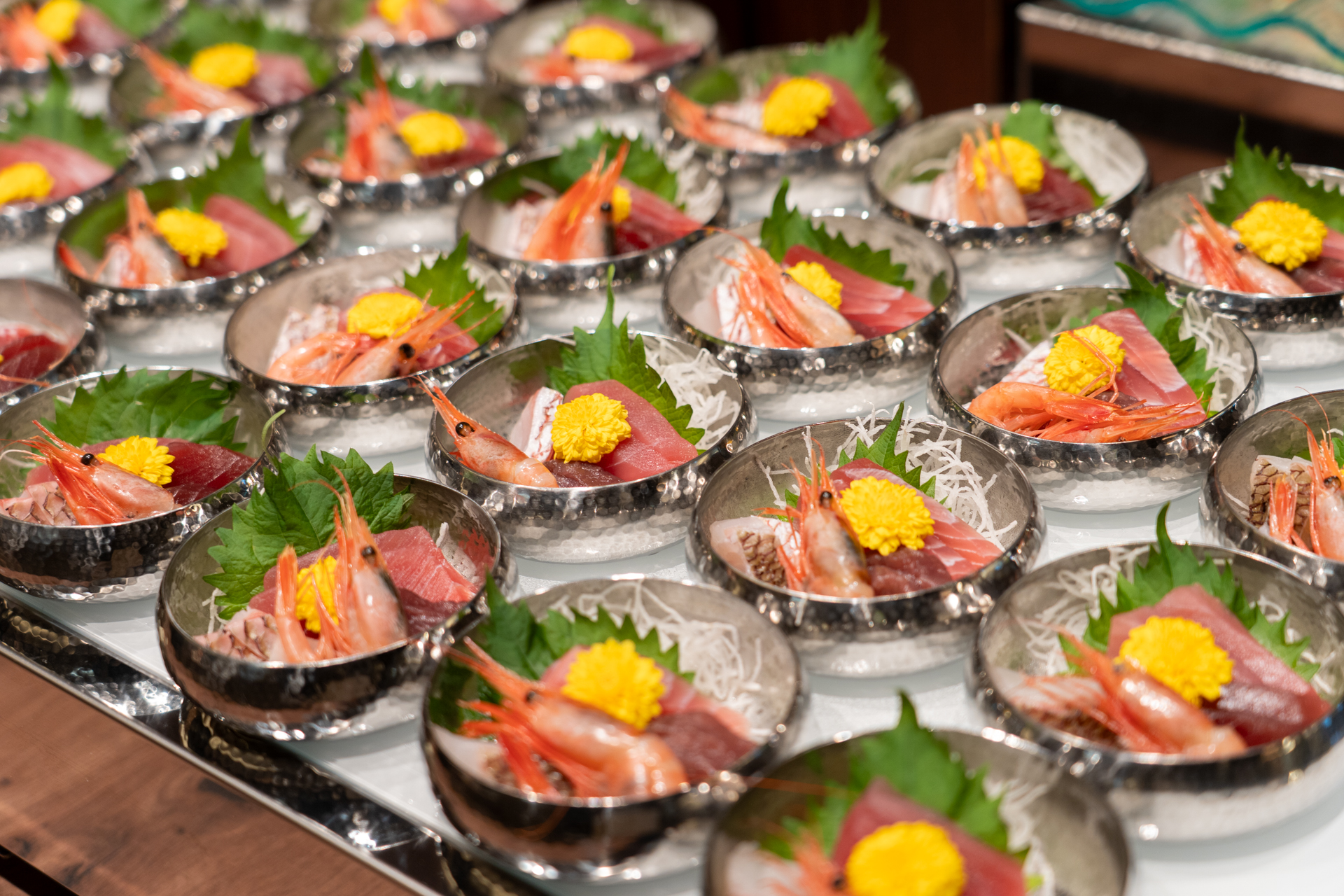 刺身4点盛り合わせや、旬の農園野菜が並ぶバーニャカウダバーも