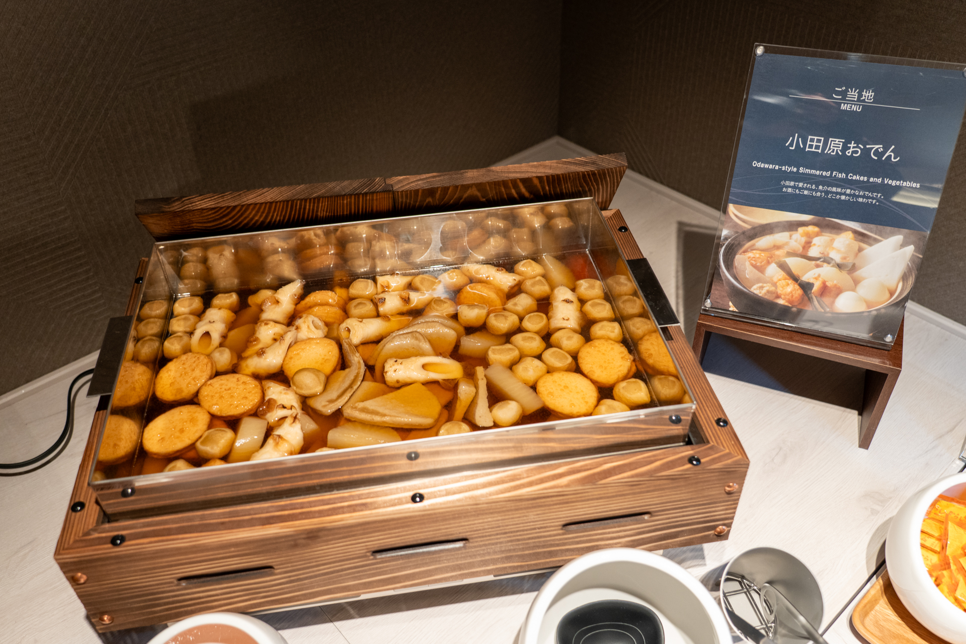 刺身4点盛り合わせや、旬の農園野菜が並ぶバーニャカウダバーも