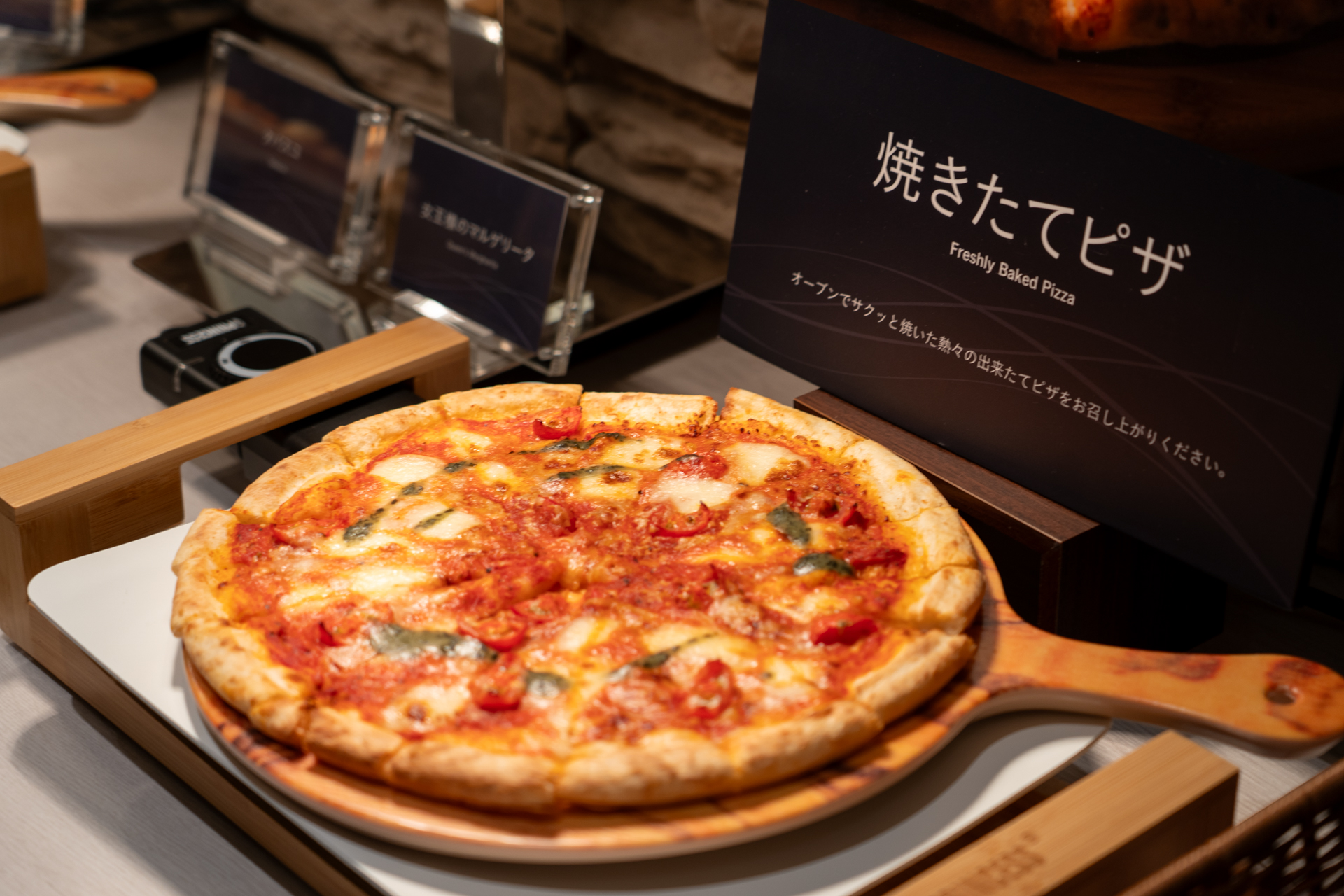 刺身4点盛り合わせや、旬の農園野菜が並ぶバーニャカウダバーも