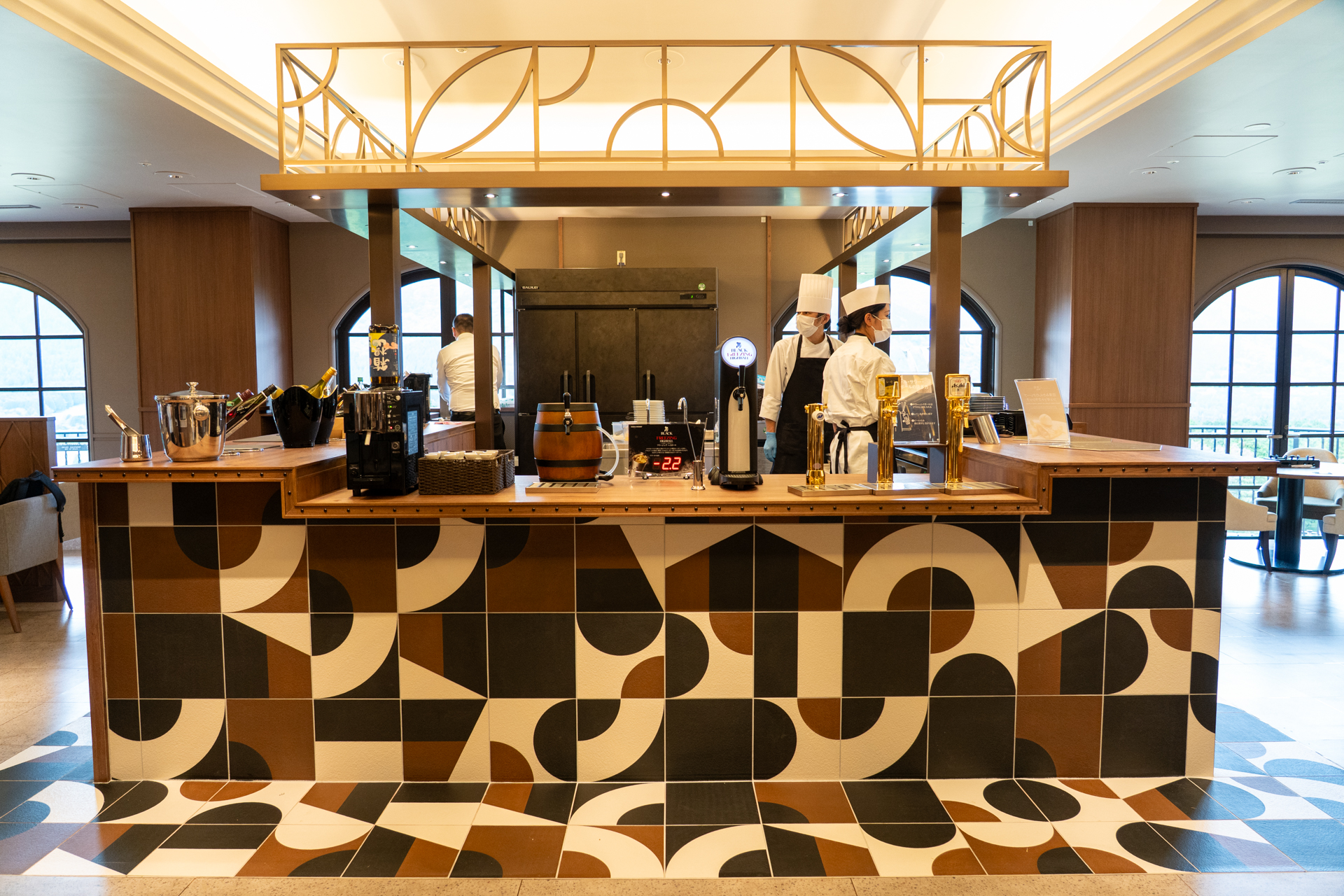 レストラン中央にもライブキッチン。ここには飲み放題のアルコールが並ぶ