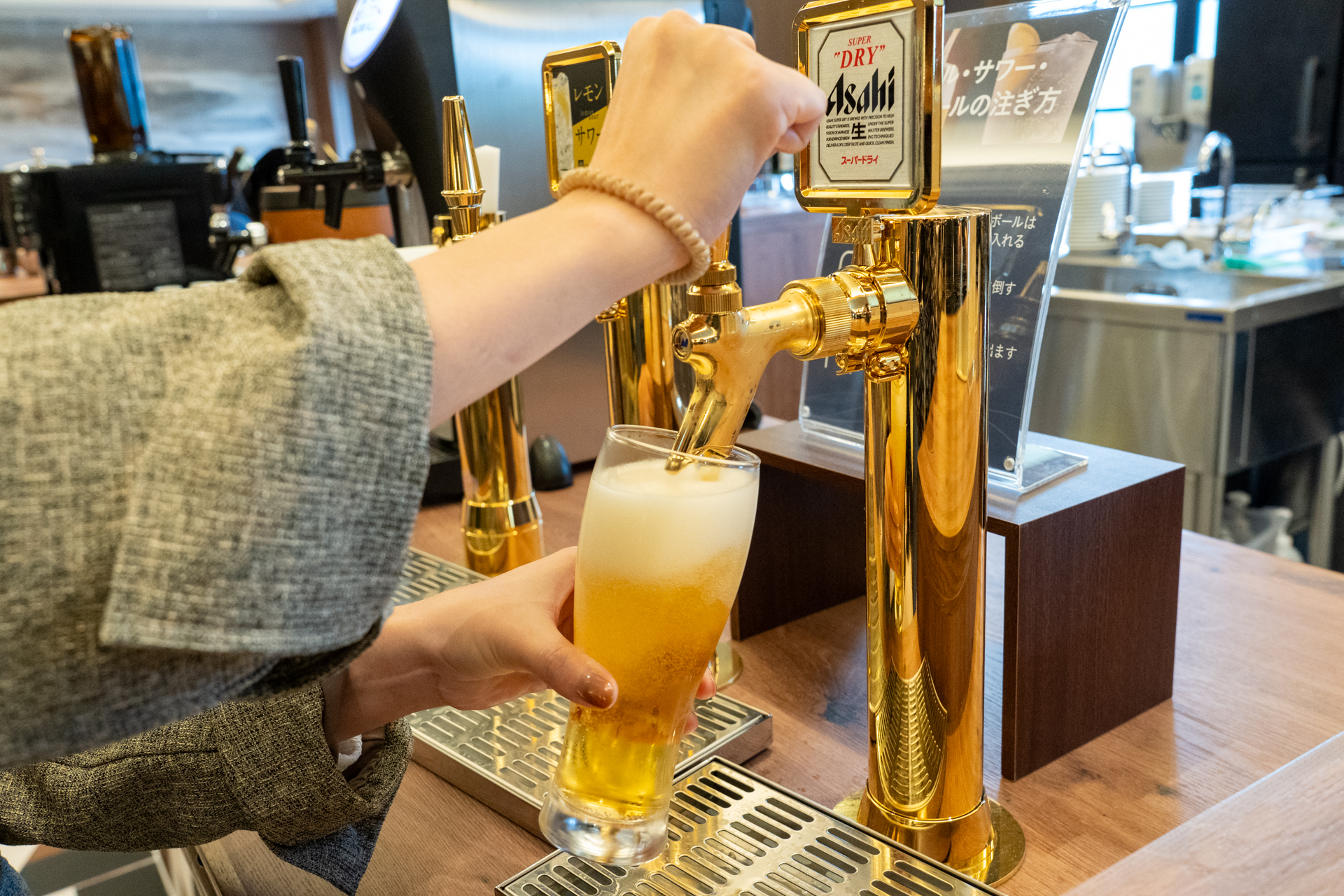 生ビールのほか、日本酒、ワイン、焼酎などいろいろ。豊富な料理に合わせてお酒を飲んでいたら大変なことになってしまいそうだ