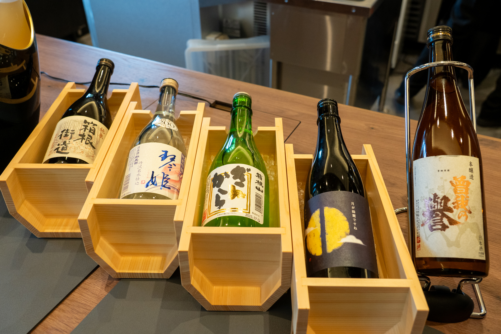 生ビールのほか、日本酒、ワイン、焼酎などいろいろ。豊富な料理に合わせてお酒を飲んでいたら大変なことになってしまいそうだ