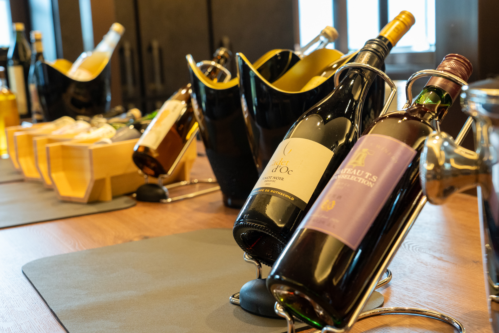 生ビールのほか、日本酒、ワイン、焼酎などいろいろ。豊富な料理に合わせてお酒を飲んでいたら大変なことになってしまいそうだ