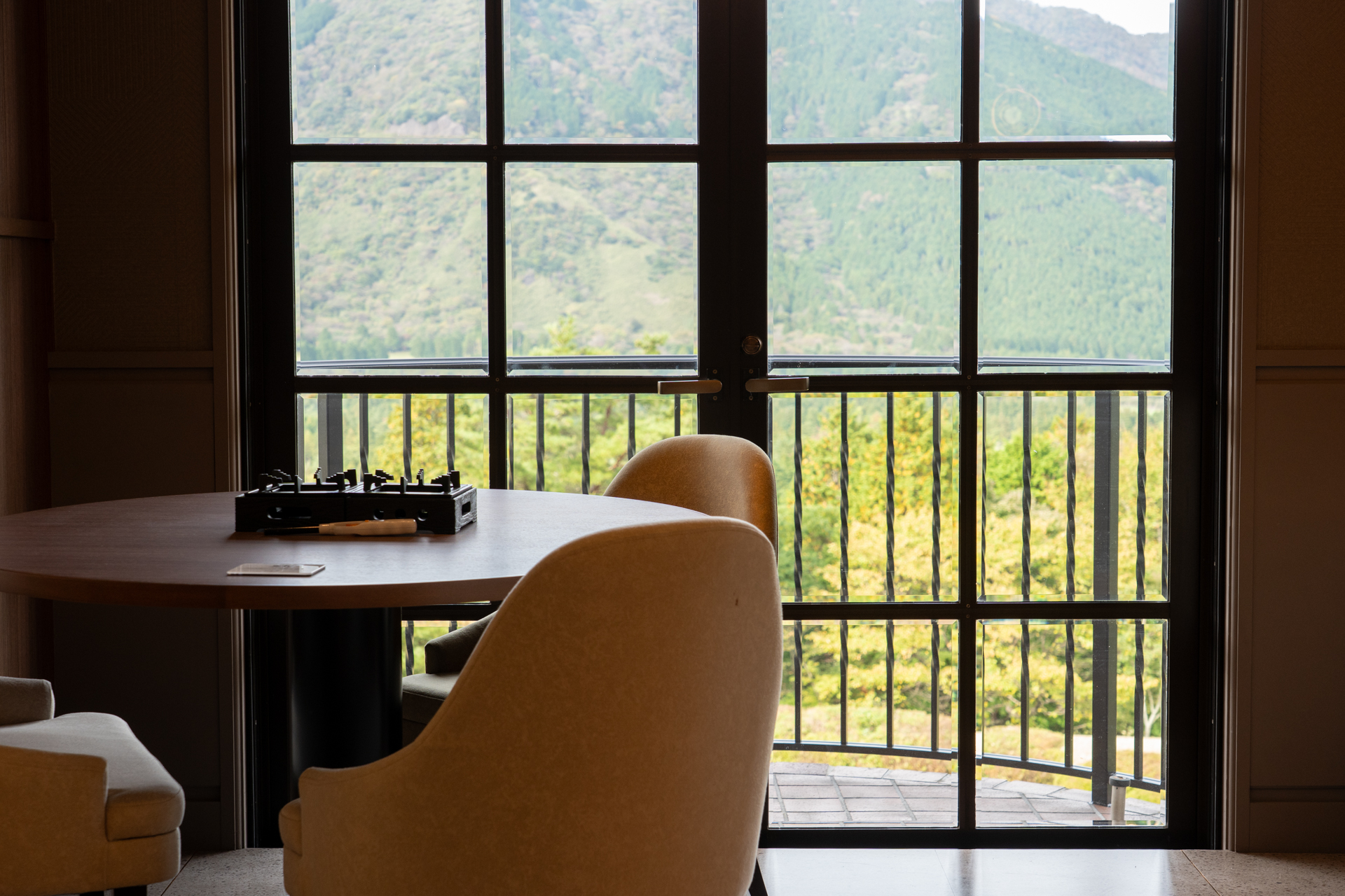 空や山を眺めながら食事を楽しんで