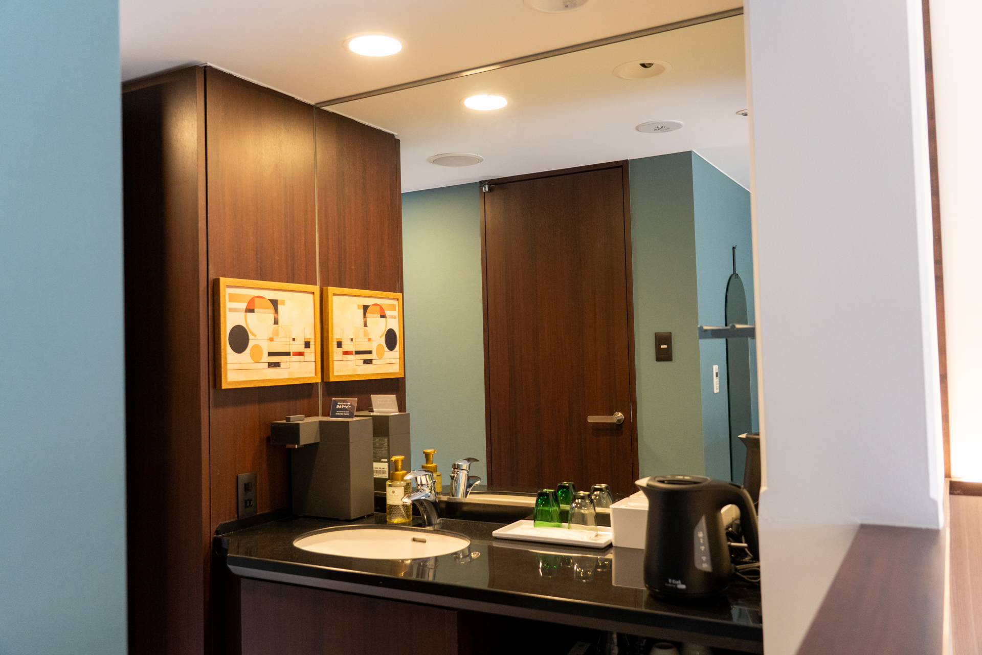 洗面台には浄水サーバーがある