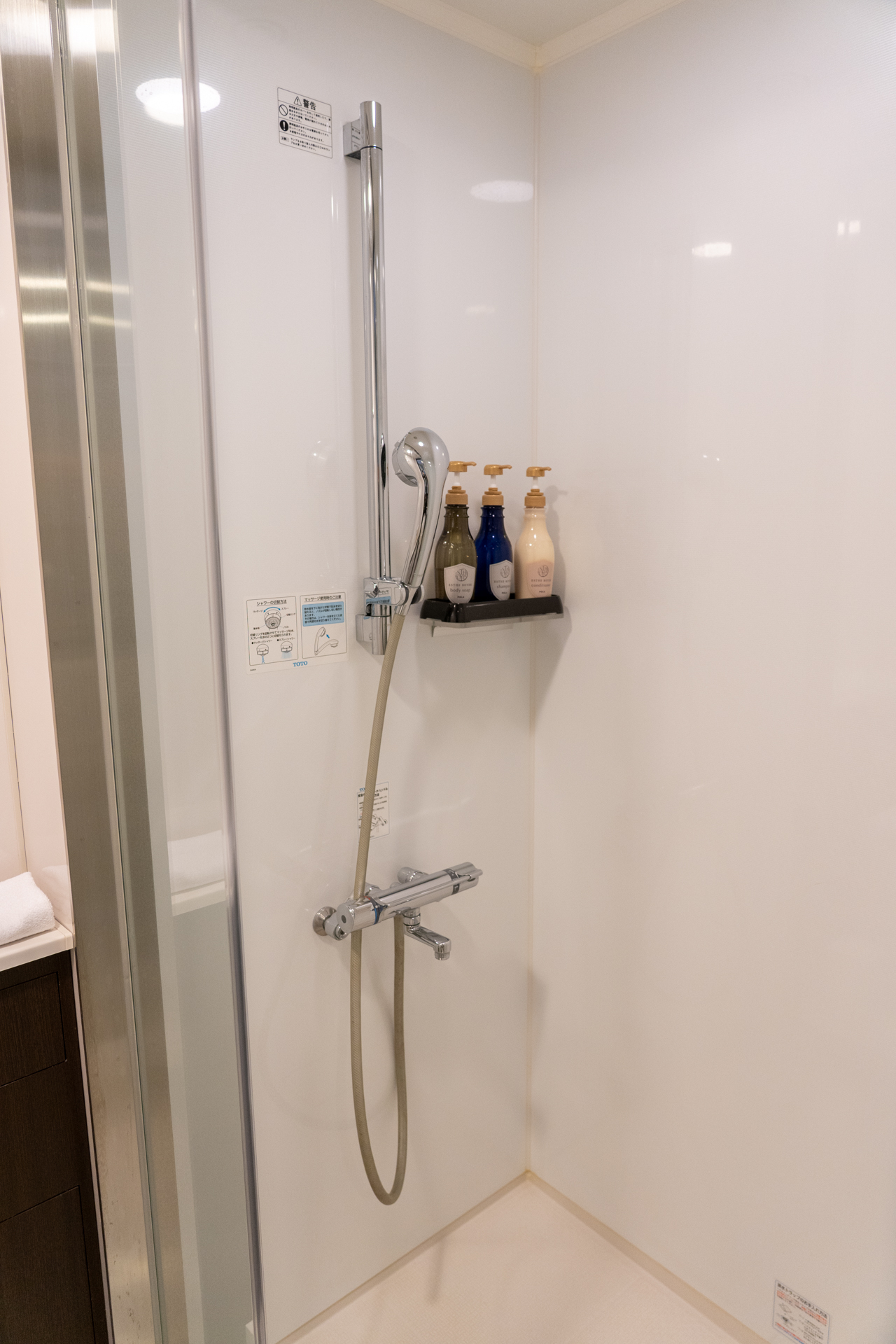 トイレの奥にシャワーブース