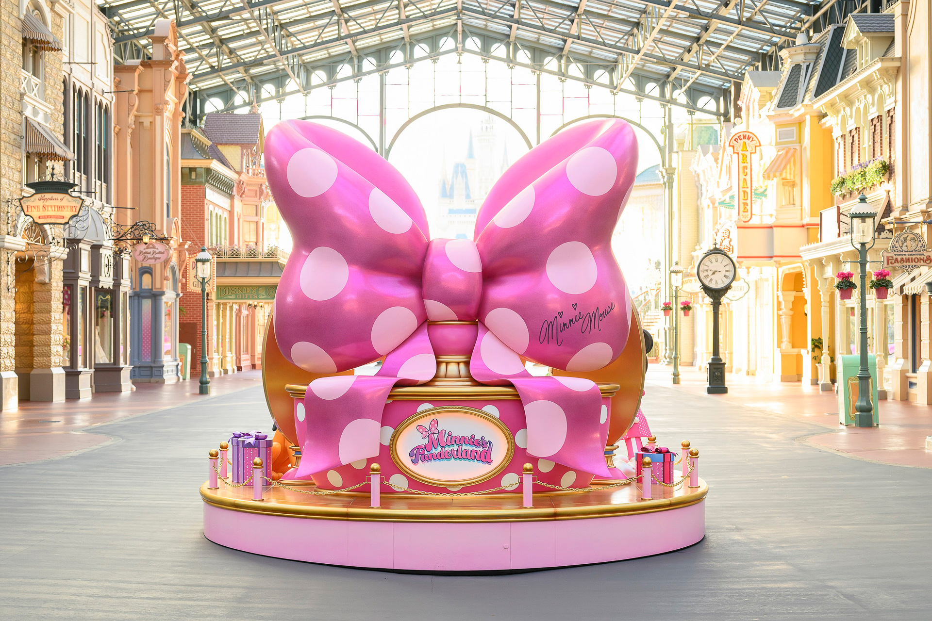 ワールドバザール中央には大きなリボンのモニュメントも