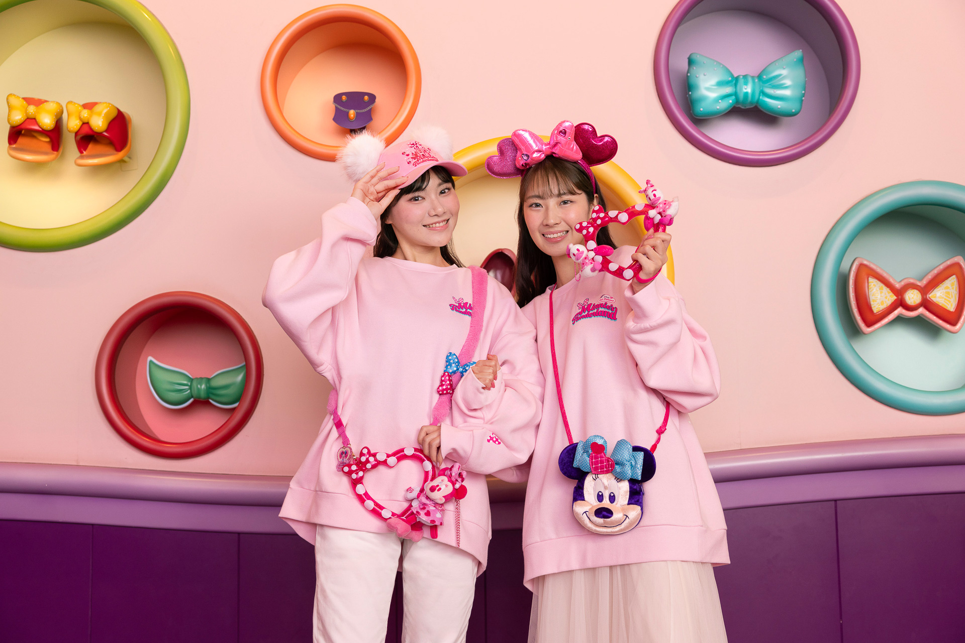 全身をミニー＆ピンクコーデで仕上げられる身につけグッズも豊富に用意