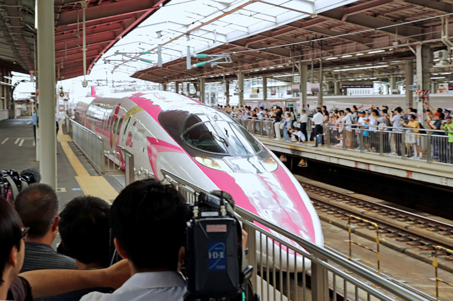 山陽新幹線で運行中の「ハローキティ新幹線」（写真は2018年の新大阪駅出発式）