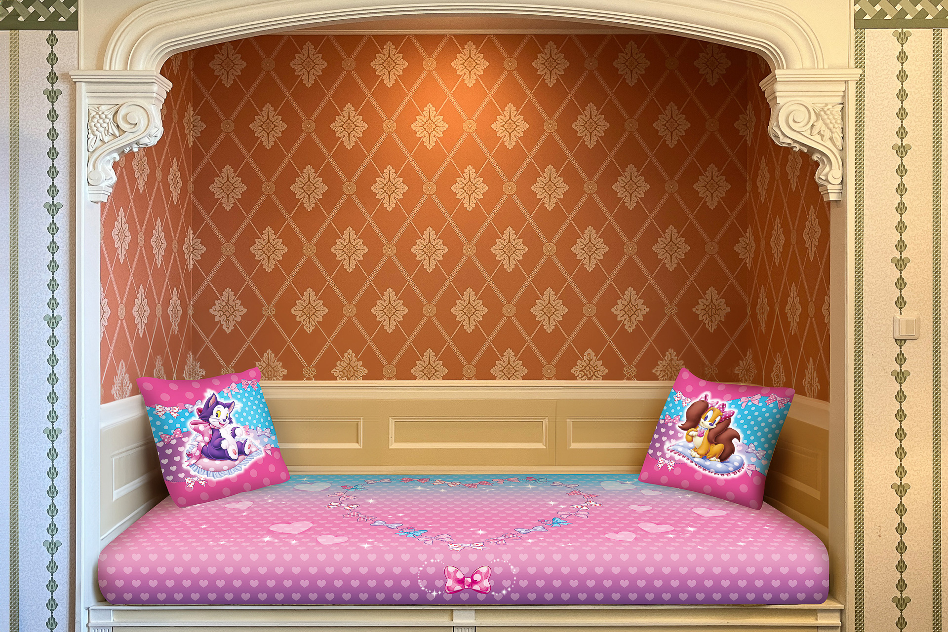 アルコーヴベッドには、ドット柄のカバーやミニーと仲良しのフィガロとフィフィをデザインしたクッションも