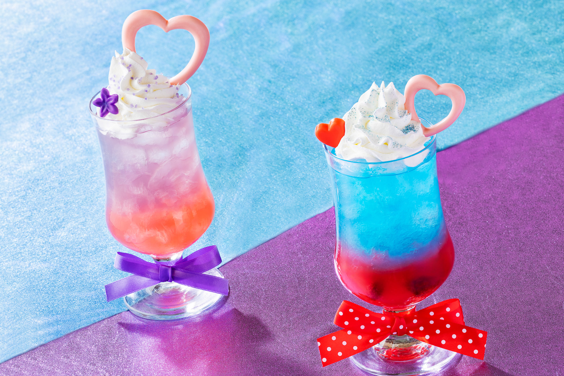 「ドリーマーズ・ラウンジ」の「ディズニー・パルパルーザ“ミニーのファンダーランド”スペシャルドリンク」（ブルーミングシトラス/ビビッドリボン～ 各1600円）