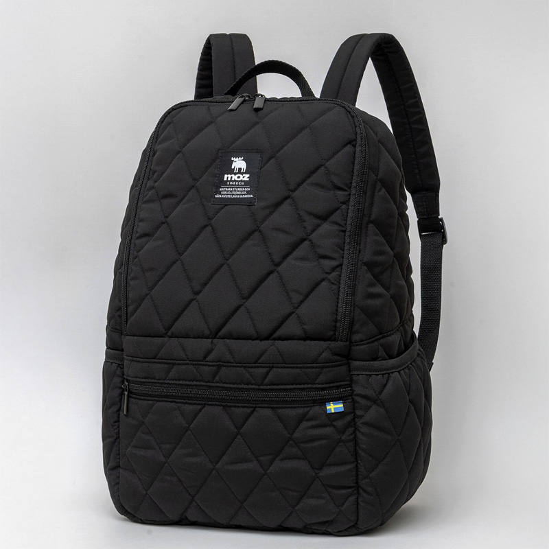 内側の生地は上品なくすみブルー。軽量キルティングながら、たっぷり入る容量約18L、耐荷重約14kg