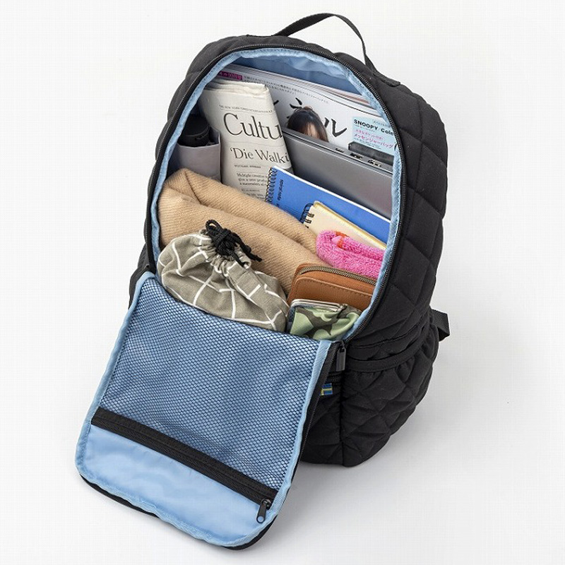 内側の生地は上品なくすみブルー。軽量キルティングながら、たっぷり入る容量約18L、耐荷重約14kg