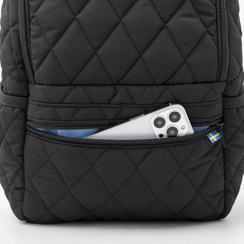 フロントにはスマホやパスが入るファスナー付きポケット