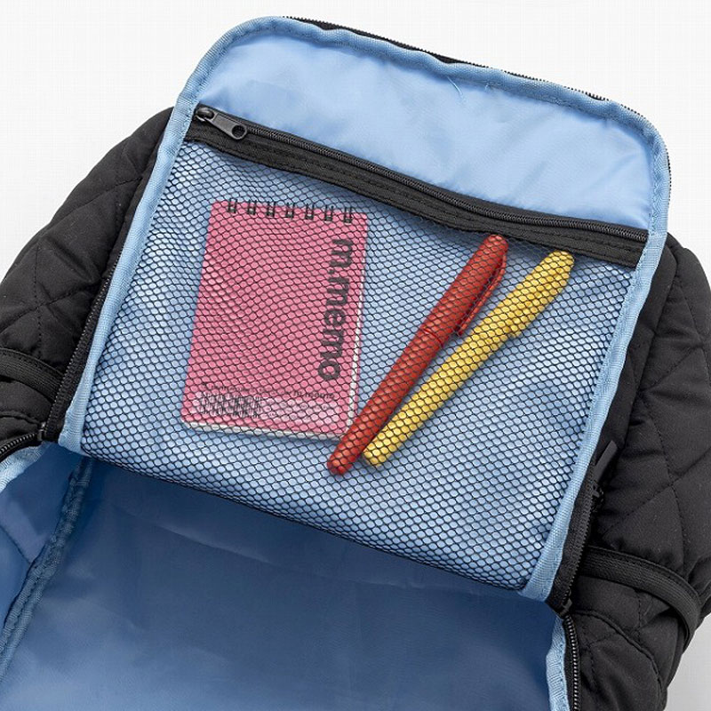 内側には中身が見えるメッシュポケット