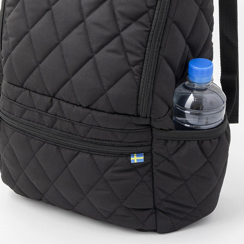 両サイドにはペットボトルや折りたたみ傘が入るポケット