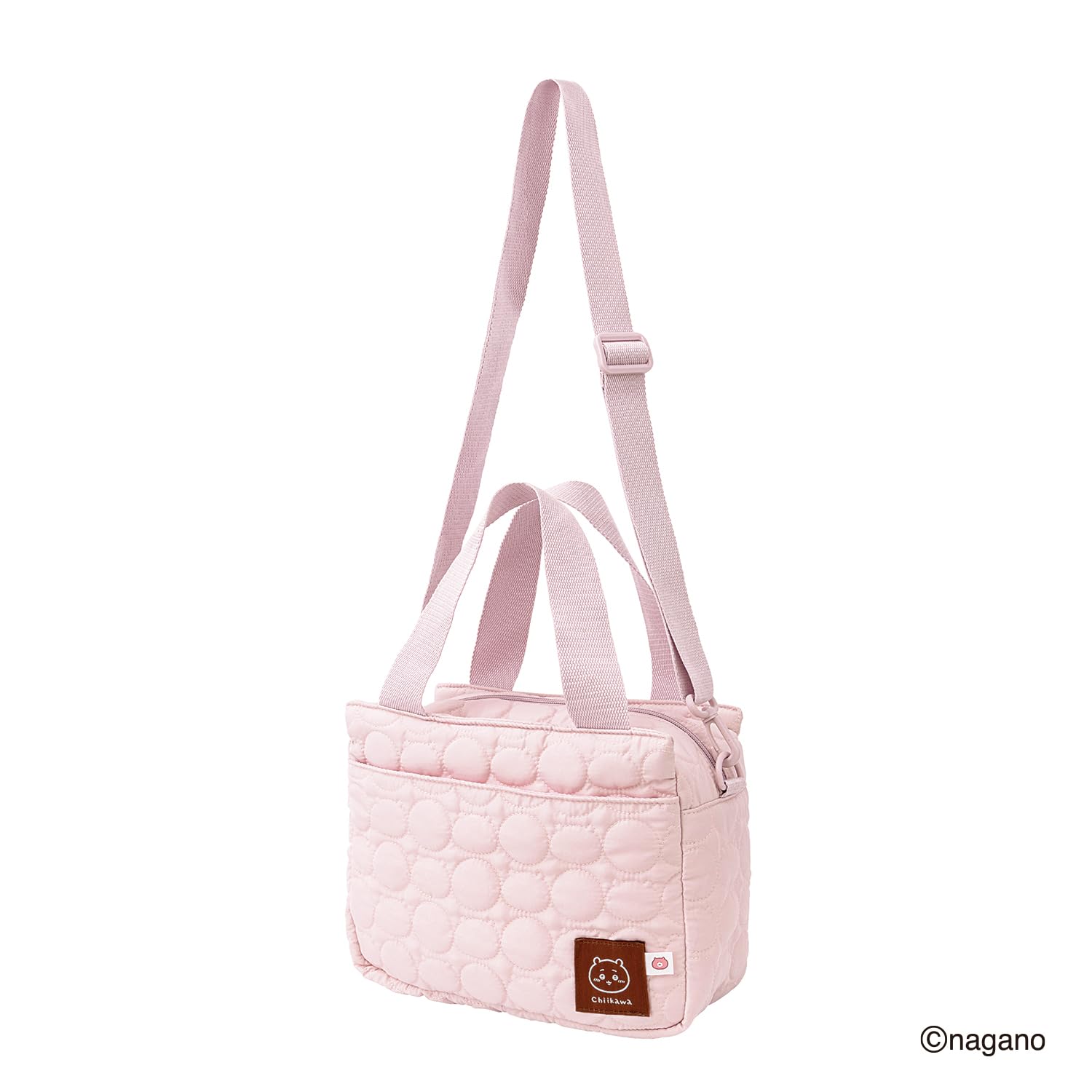 「CHIIKAWA 2WAY QUILTING BAG BOOK ちいかわver.」。長さ調節＆取り外し可能なショルダーストラップ付き