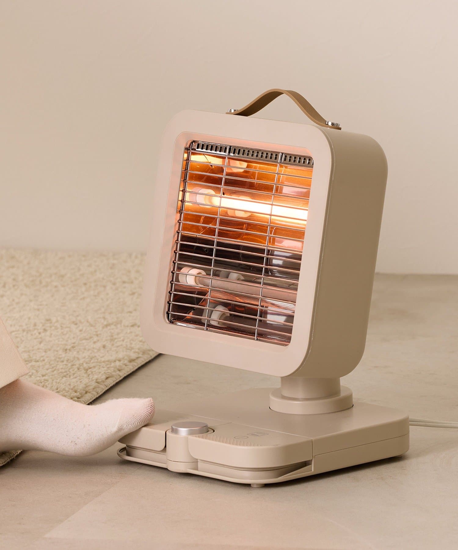 足踏みスイッチヒーター。カラーはアイボリー