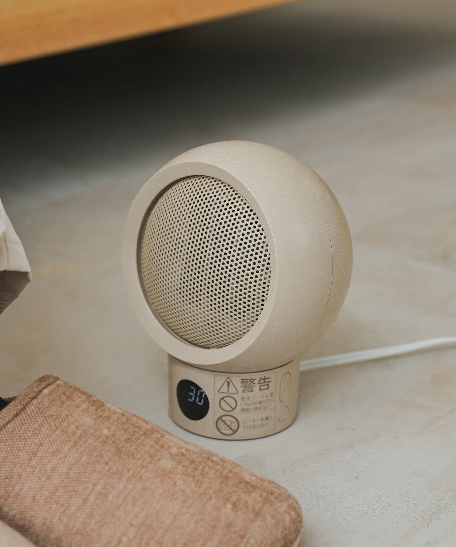 コンパクトヒーター。カラーはブラウン