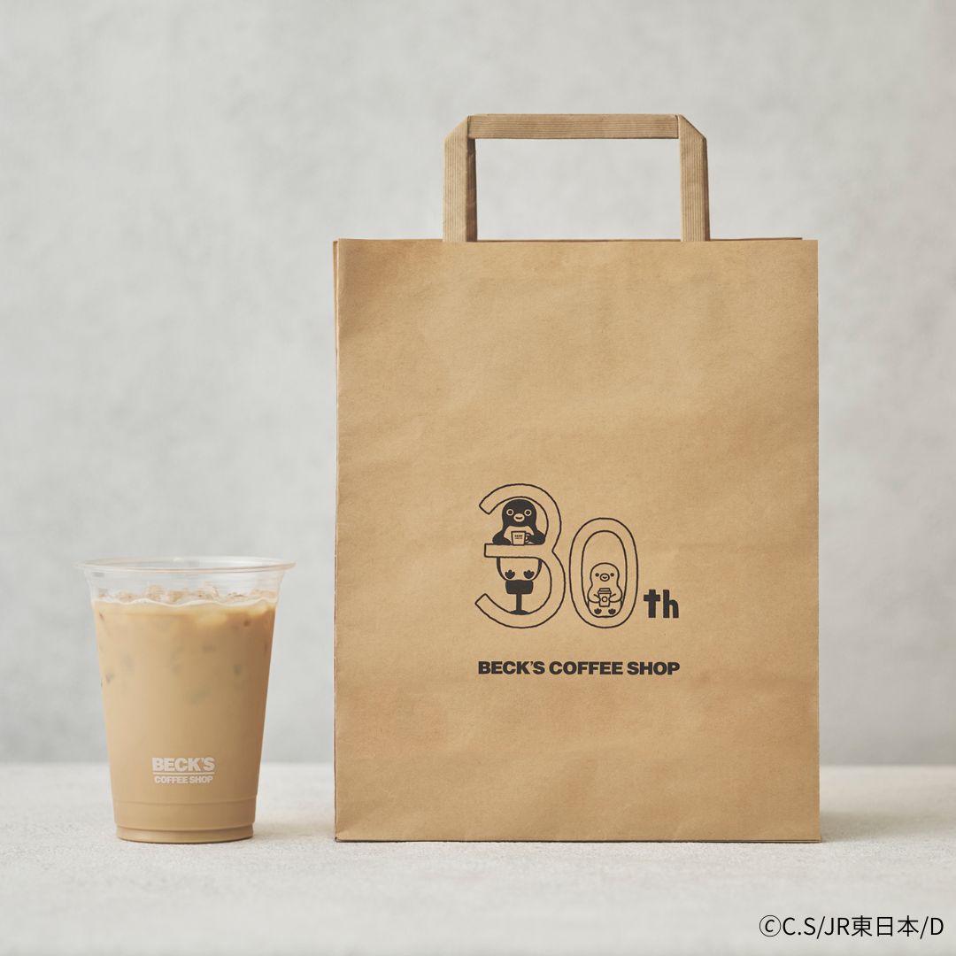 限定デザインの「アイスドリンクカップ（レギュラーサイズ）」と「ショッパー」