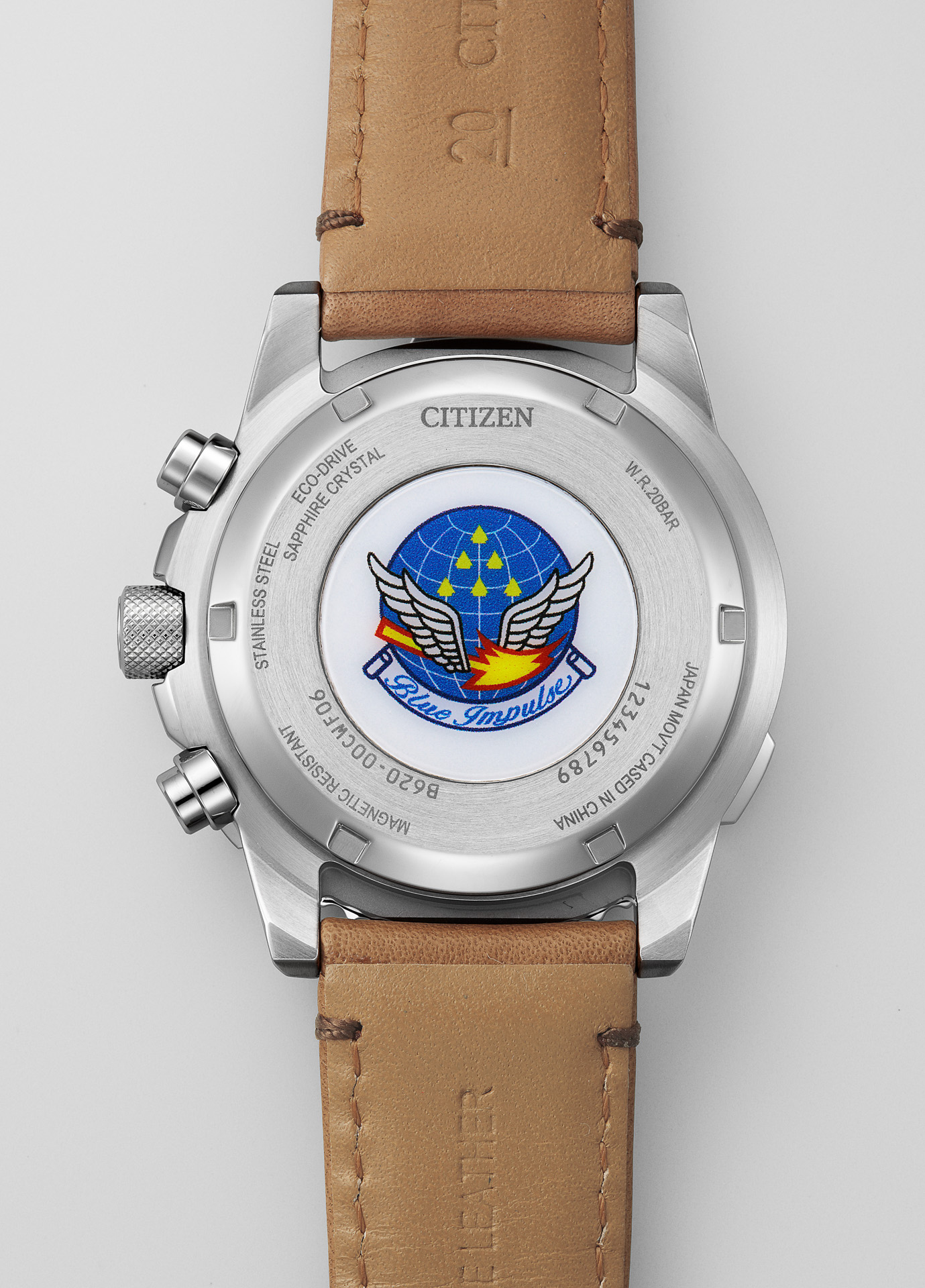 裏ぶたにエンブレムを刻印している