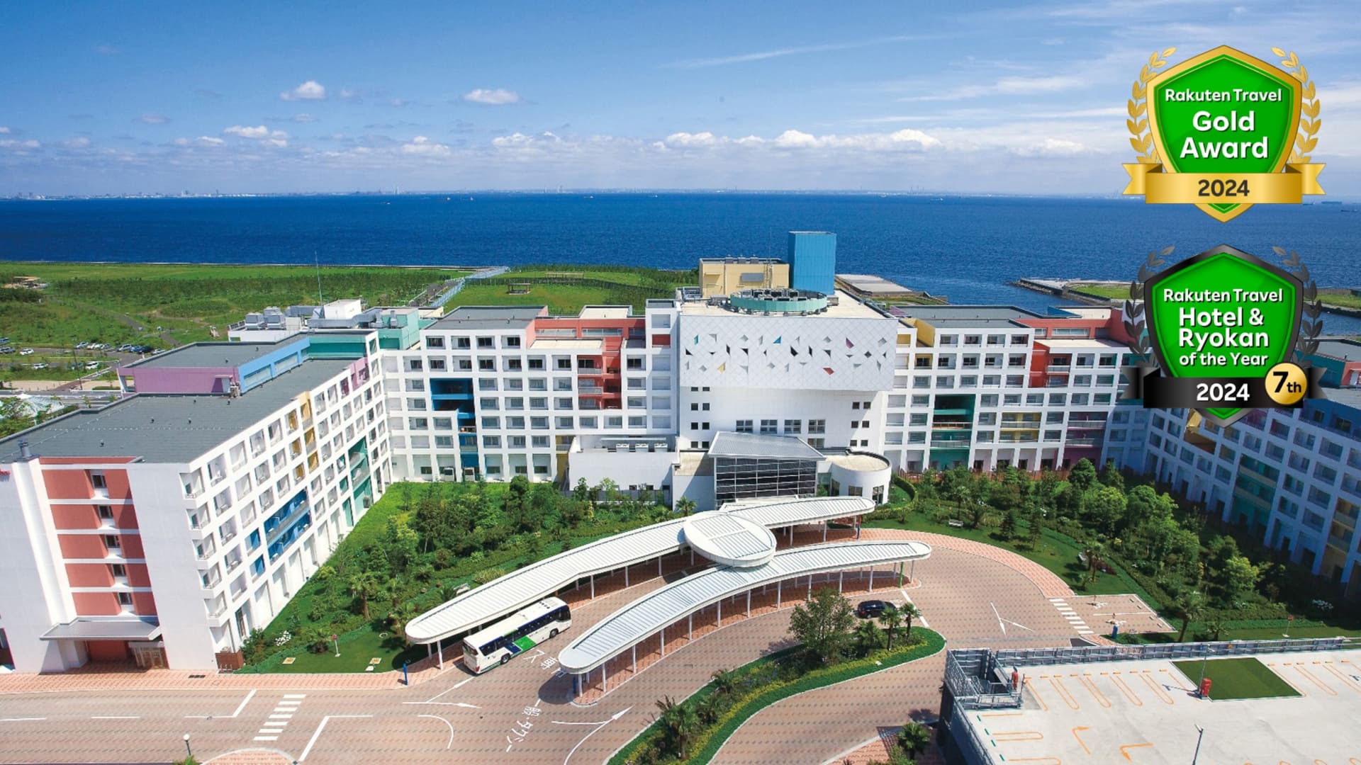 海沿いに建つ三井ガーデンホテル プラナ東京ベイ