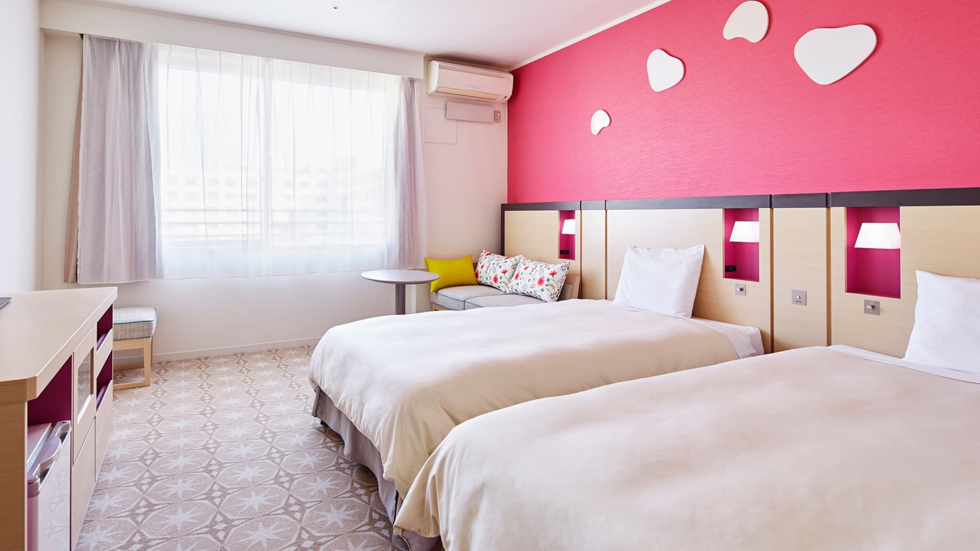 客室一例（スーペリアツイン＋ソファーベッド）