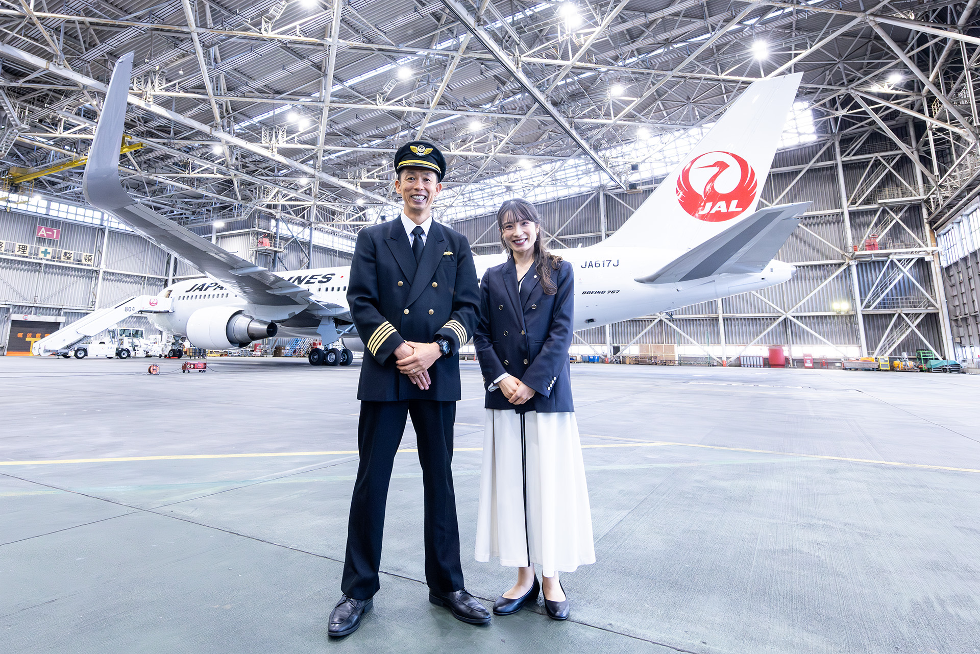 運航訓練部767訓練室 飛行訓練教官 鈴木伸二郎氏（左）と767運航乗員部 業務グループ 三好真由氏（右）