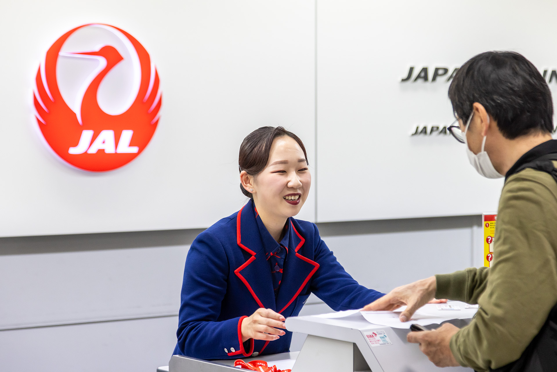 地上職員（旅客スタッフ）向けの3代目制服で参加者をお出迎え。デザイナーは森英恵氏