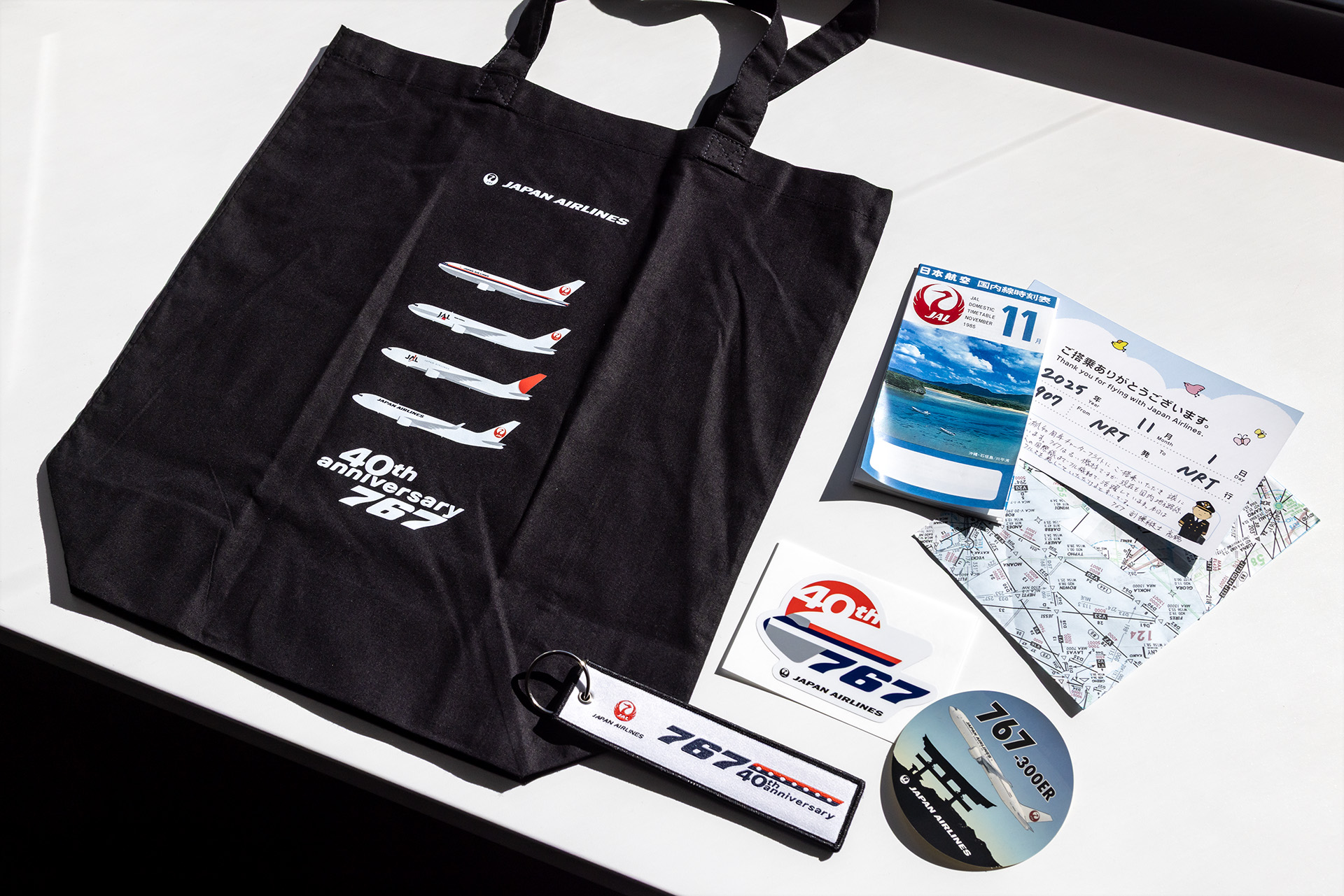 参加者にはトートバッグやステッカーなどの記念品が配られた。初就航時の時刻表はこの日のために復刻したもの